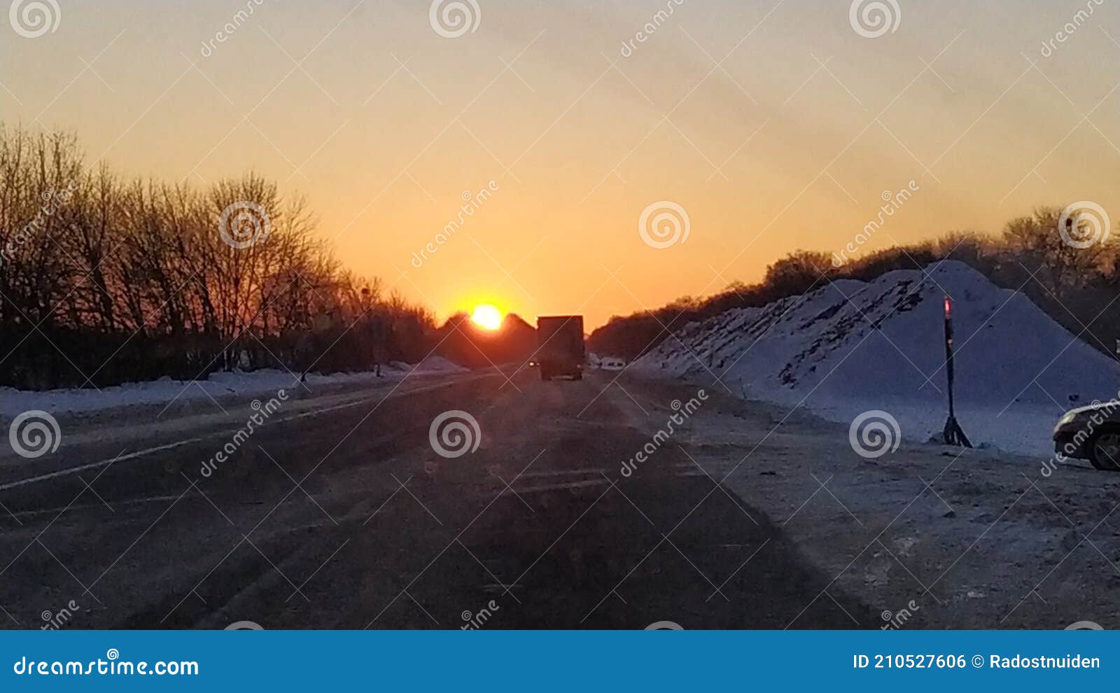 Невероятно красивый закат на дороге машины Стоковое Фото - изображение  насчитывающей вал, снежок: 210527606