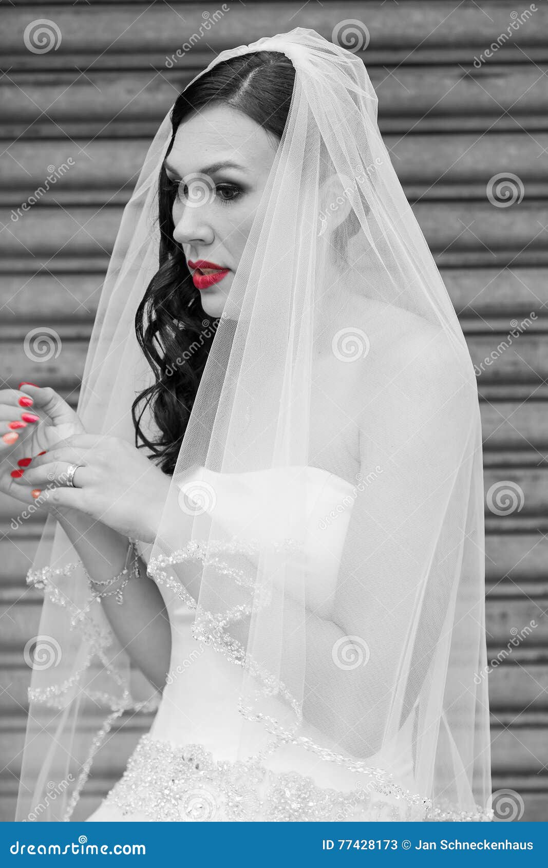 Невеста с красными губами и красными ногтями Стоковое Изображение - изображение насчитывающей замужество, черный: 77428173