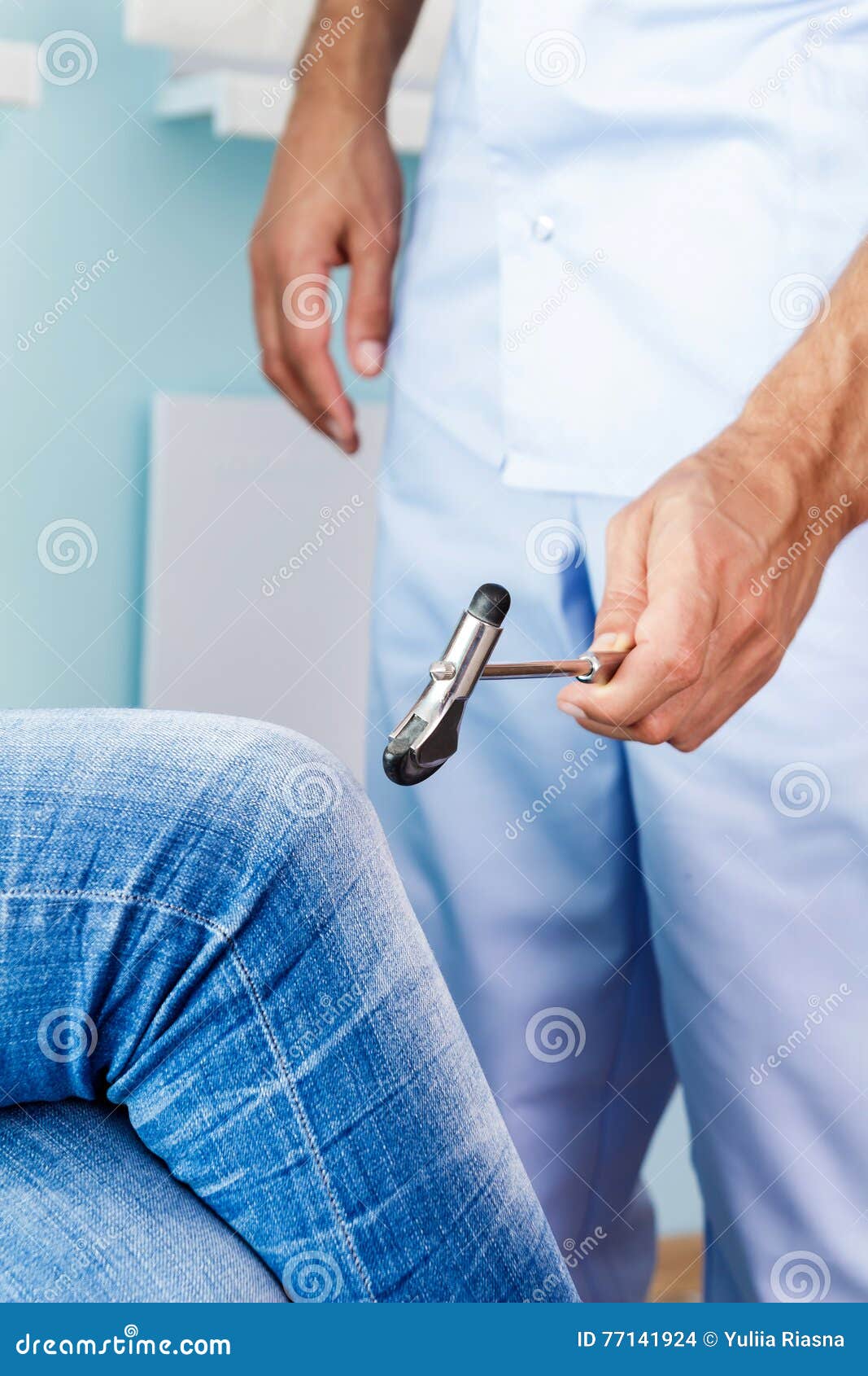 молотком по ногам. невролог с молоточком. коленный сухожильный рефлекс. молотком по ногам. невролог с молоточком.