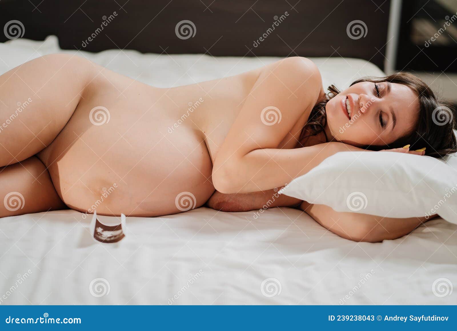 нежная сексуальная голая беременная женщина в постели. сексуальная жизнь во время беременности. Стоковое Изображение - изображение насчитывающей жизнь, психолог: 239238043