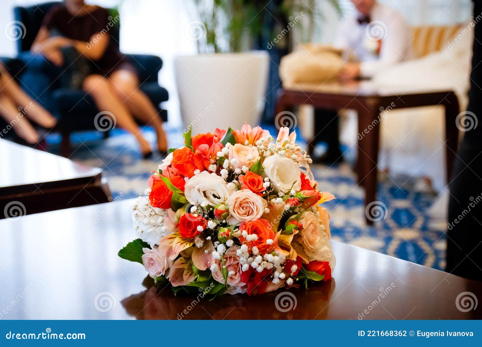 нежный букет цветов лежит на столе свадебный букет из апельсиновых ирозовых цветов лежит на столе Стоковое Фото - изображение насчитывающейсмешивание, славно: 221668362