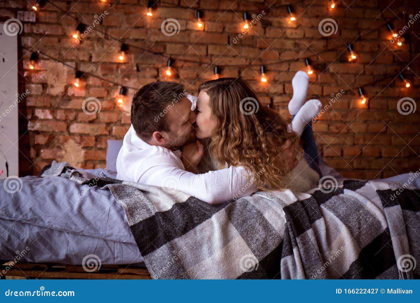 Поцелуй В Кровати Фото