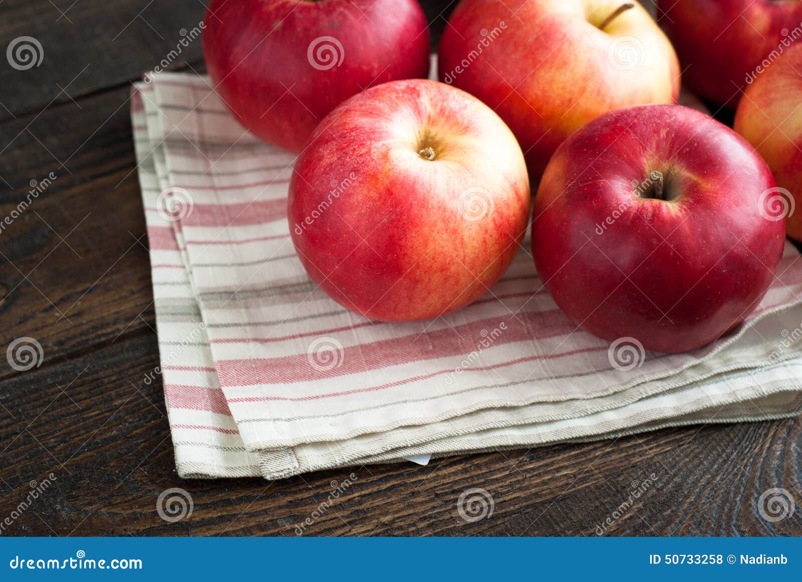 There are some apples left. Яблоко на салфетке. Яблоки на столе фото естественное. Природа яблоки мед август. Бабушкины яблоки цвет однотонный.