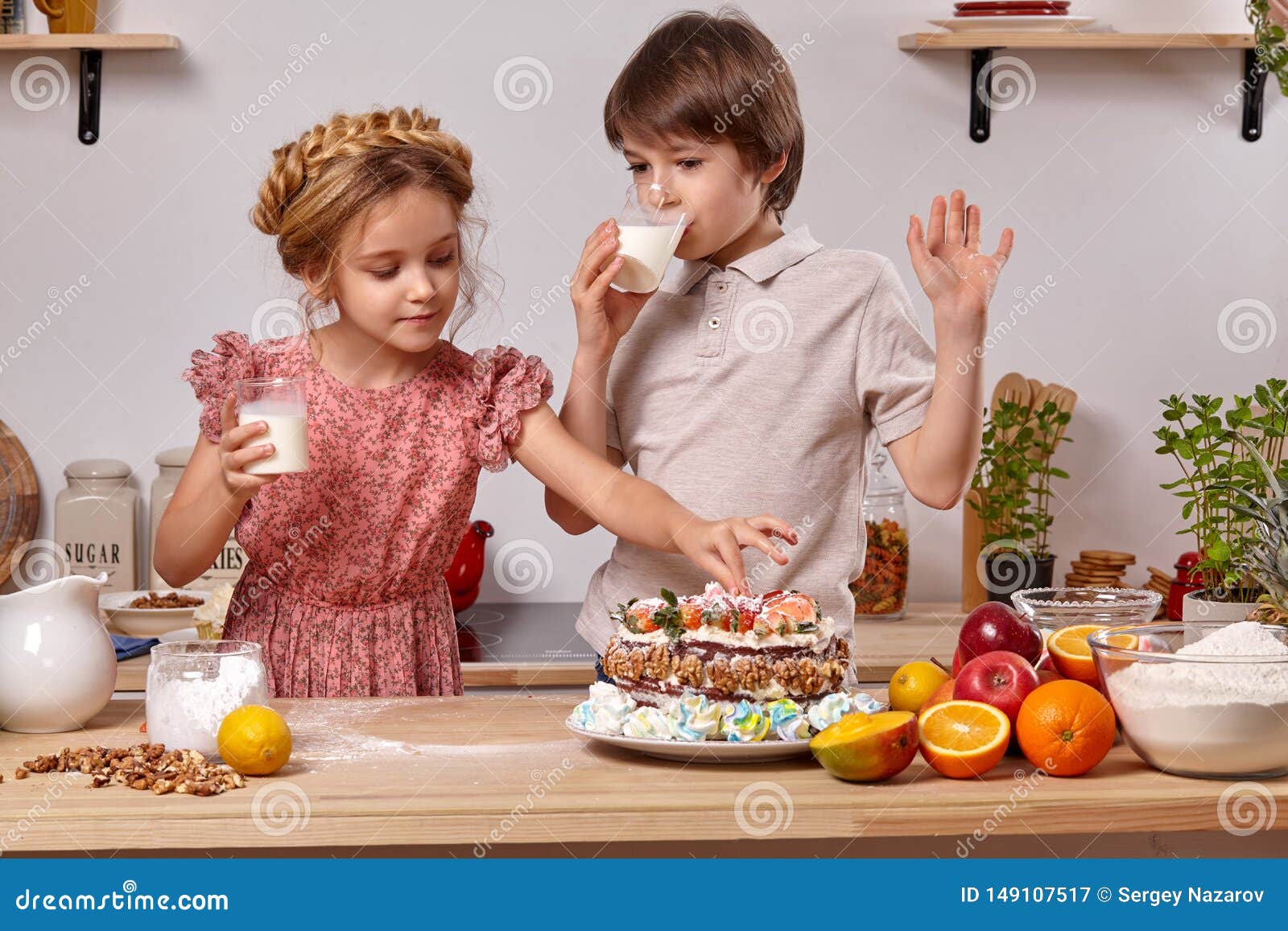 Кухня против воли. Подруги на кухне на кухне делает торт. Женщина делает торт дома. Children make Cakes together. He is making a Cake.