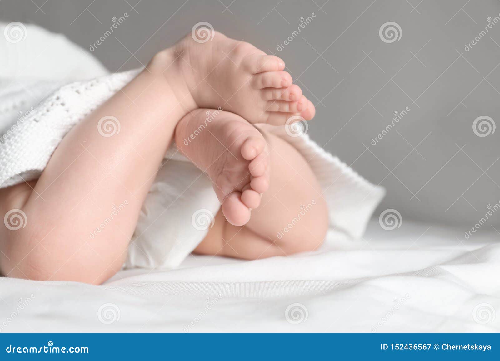 Ножки в 6 месяцев. Ребенок скрещивает ноги 6 месяцев. Новорожденный скрещивает ножки. Новорожденный ребенок перекрещивает ноги. Ребенок скрещивает ноги лежа на животе.