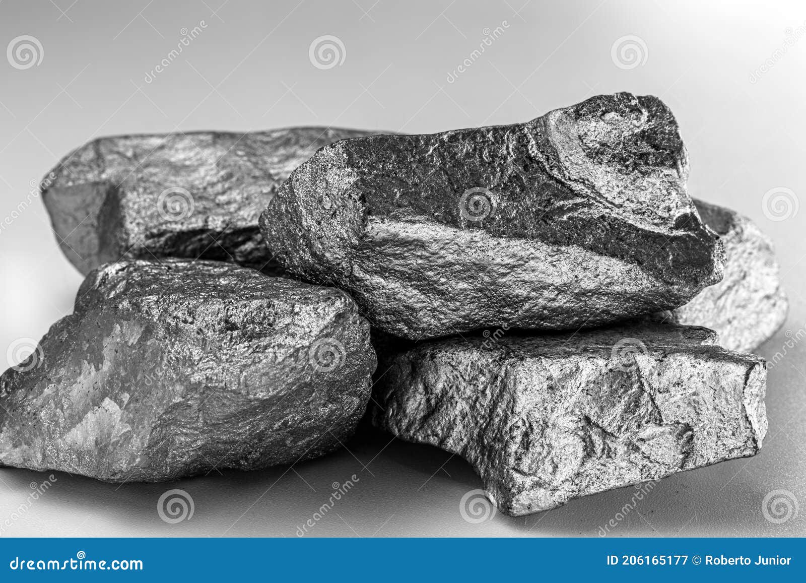 Необработанный марганец. Камень марганца на белом фоне. Минеральное добычатяжелых металлов Стоковое Изображение - изображение насчитывающей конец,ворох: 206165177