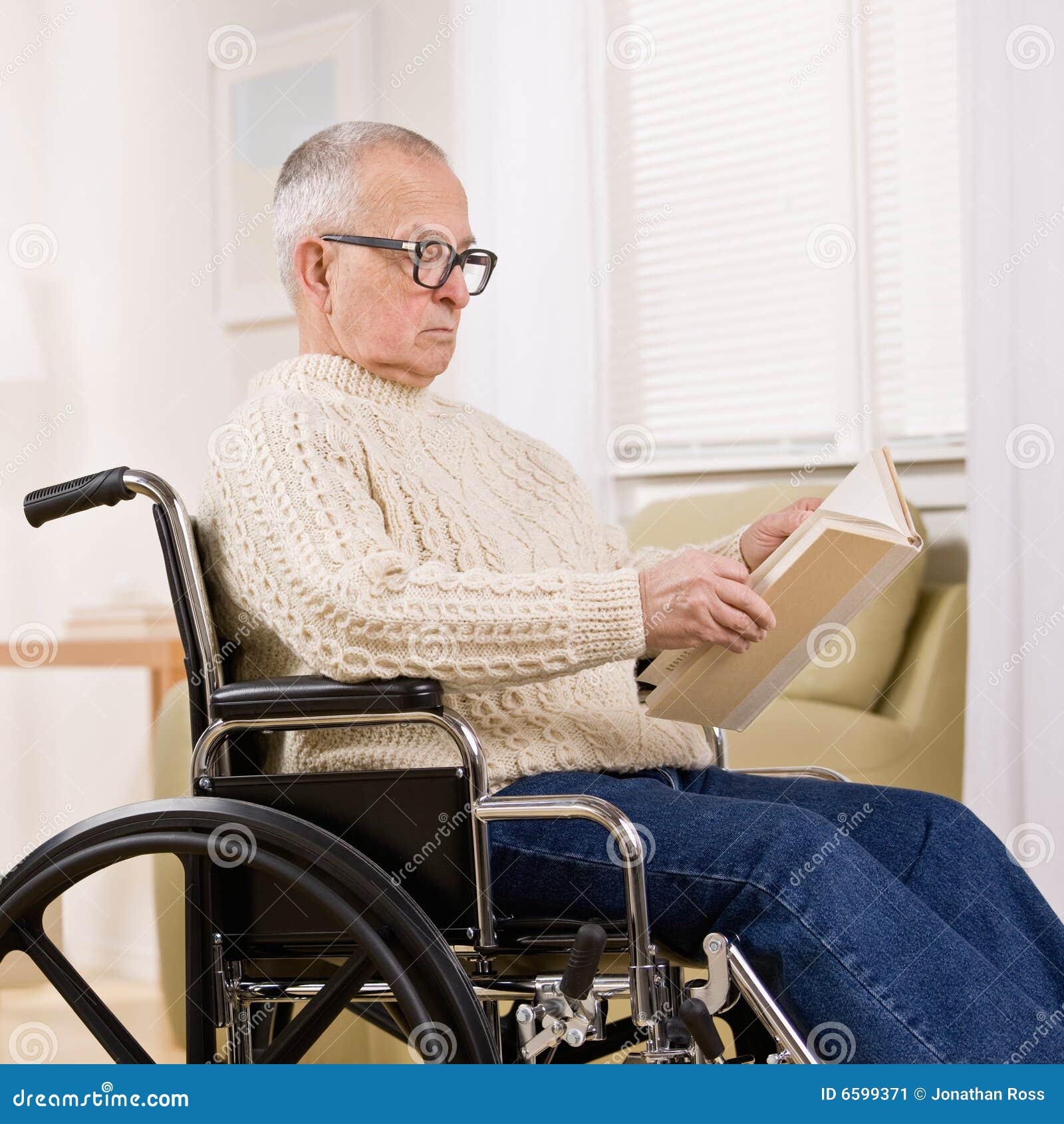Книги про инвалидов. Пенсионер инвалид. Чтение инвалидов. Прикованный к инвалидному креслу.