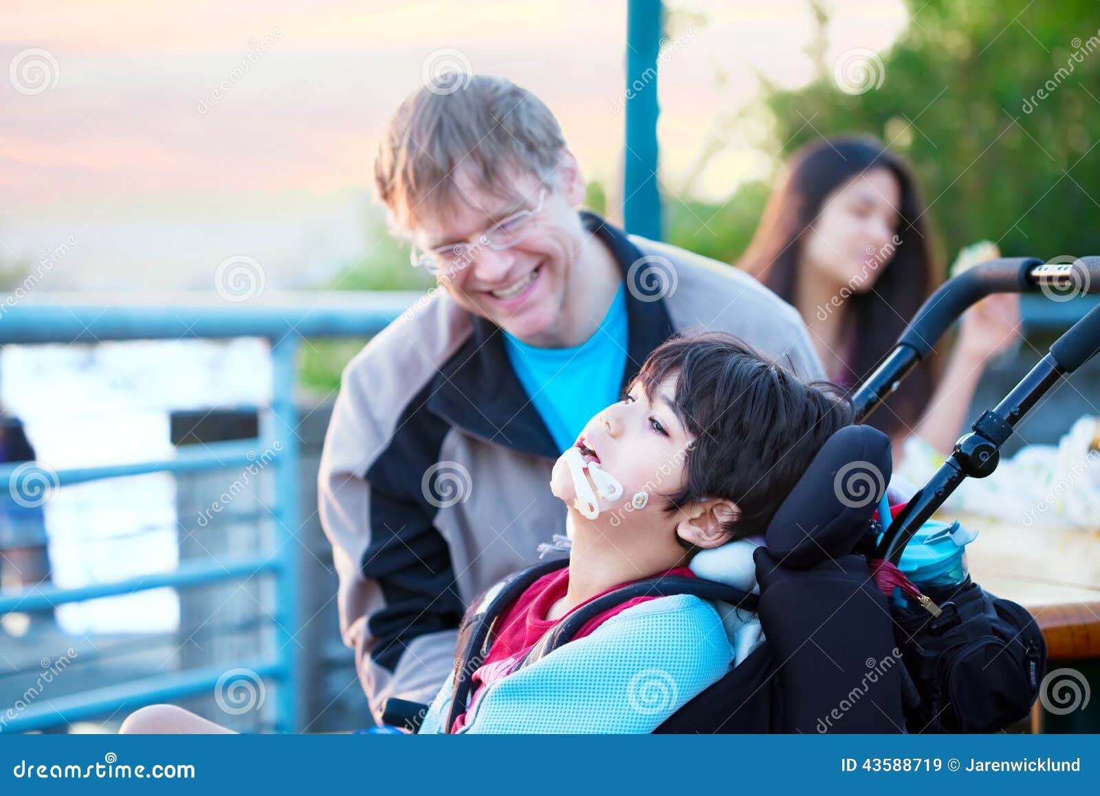 Фотосессия сын инвалид с шарами. Сын помогает отцу. Отец и сын инвалиды. Папа с ребенком в коляске. Сын в коляске.
