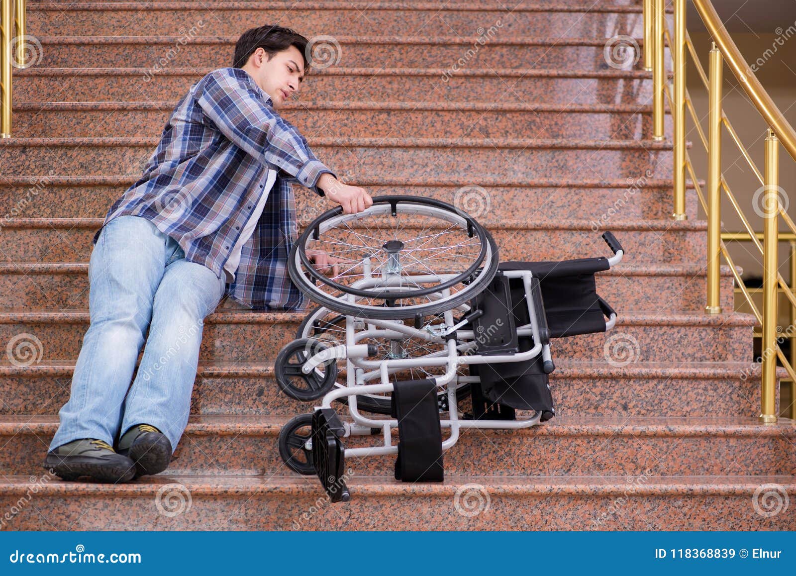 Обидела инвалида. Человек в инвалидной коляске. Коляска для инвалидов. Лестница для людей с ограниченными возможностями. Ноги инвалида колясочника.