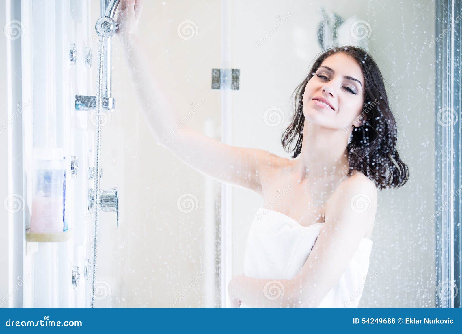 Девушка в душе братом. Следы после душа вваной. Woman taking Shower. Woman in Shower. Apply Oil after showering for women.