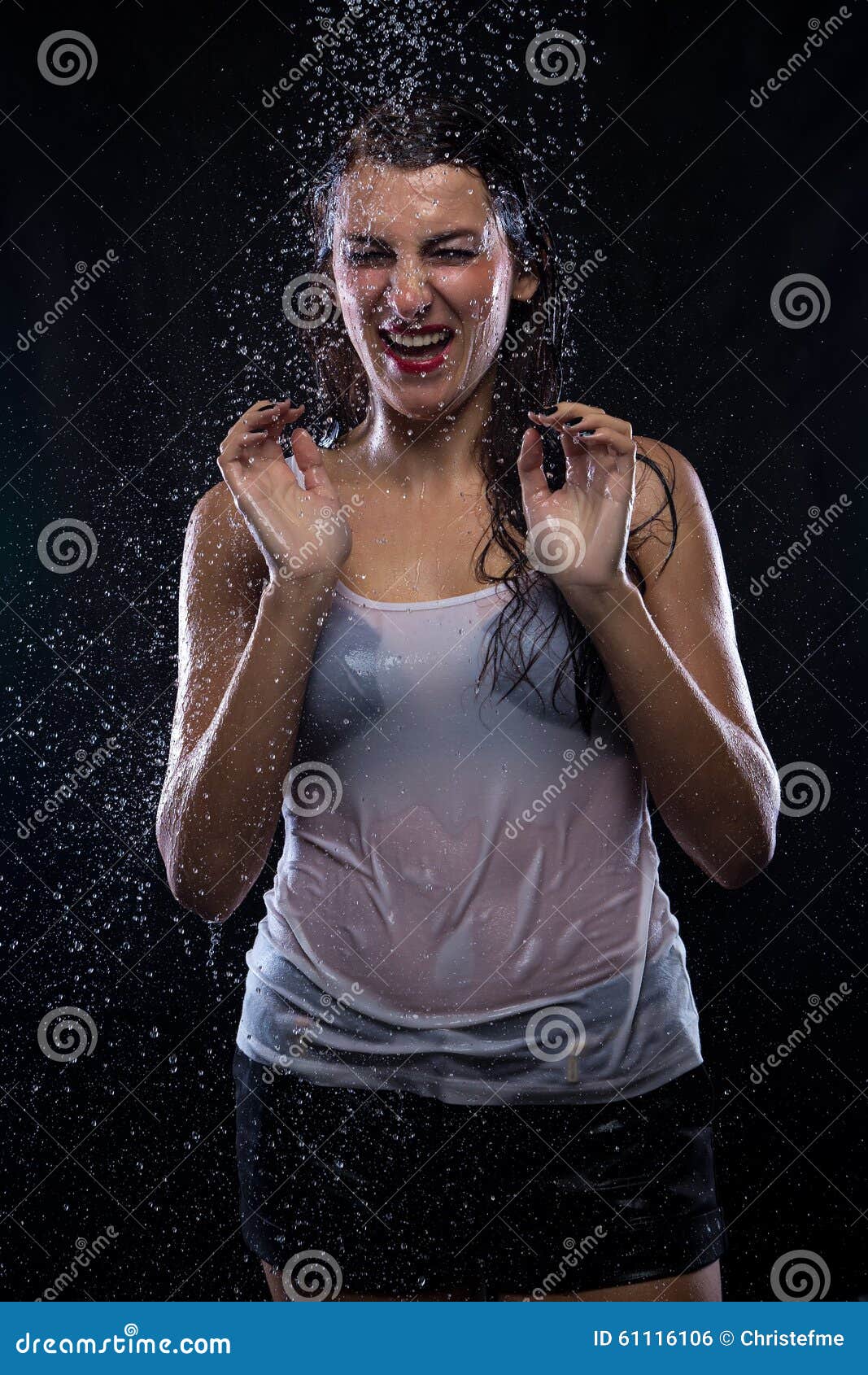 Струя воды девушка