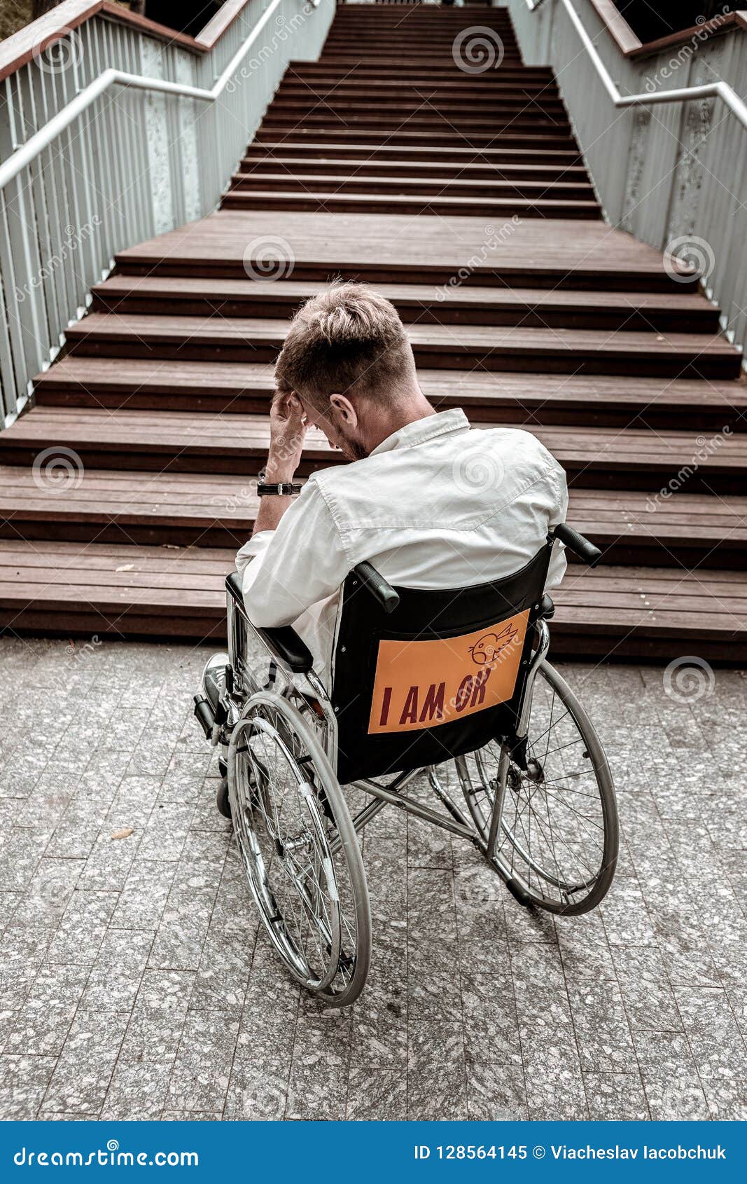 Несчастный инвалид. Пожилые и инвалиды. Инвалид трудится. Безработных людей инвалидов. Безработных людей инвалидов.