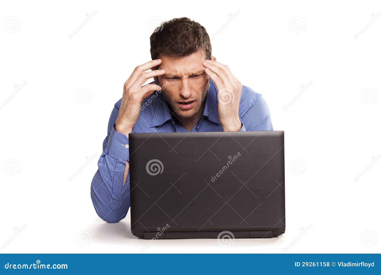 Телефон долго думает. Человек держится за голову перед компьютером. Хватается за голову. Грустный человек с ПК. Грустный человек с ноутбуком.