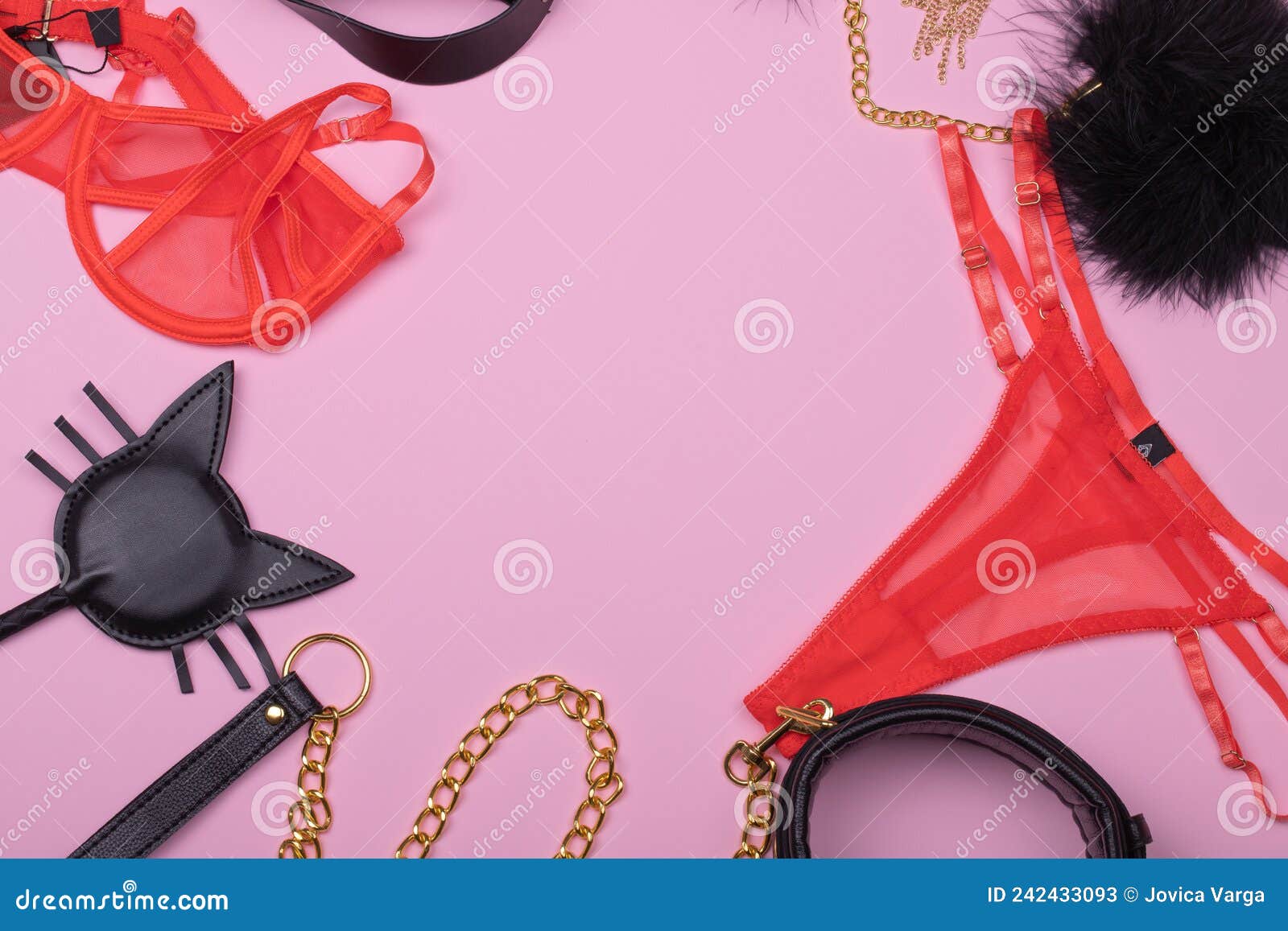 нижнее белье и набор эротических игрушек для Bdsm на светло-розовом фоне Стоковое Изображение - изображение насчитывающей фетиш, трусы: 242433093