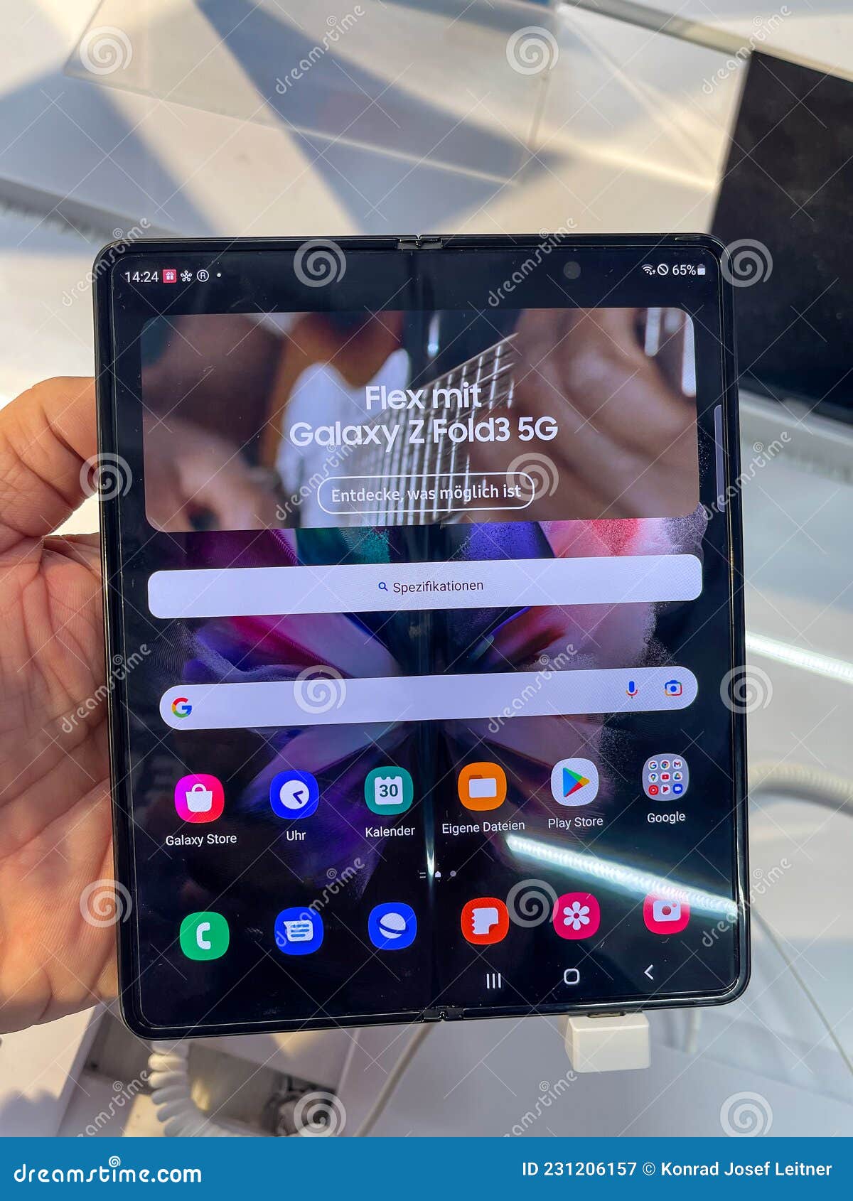 новая галактика Samsung сгибается 5g. Редакционное Фотография - изображение  насчитывающей конструкция, запачканный: 231206157