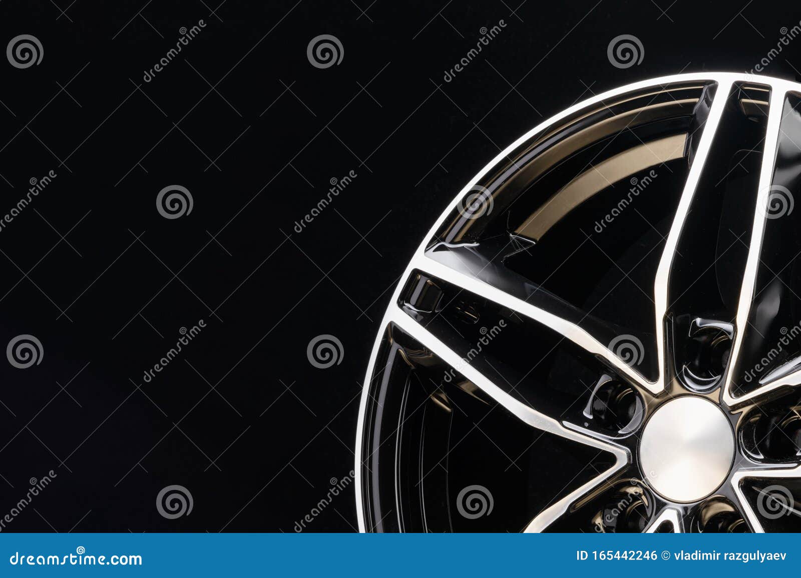 Новый дорогой алюминиевый дисковый колес черный цвет, сфотографированный на  шине темный фон, закрытие копировать Стоковое Фото - изображение  насчитывающей деталь, роскошь: 165442246
