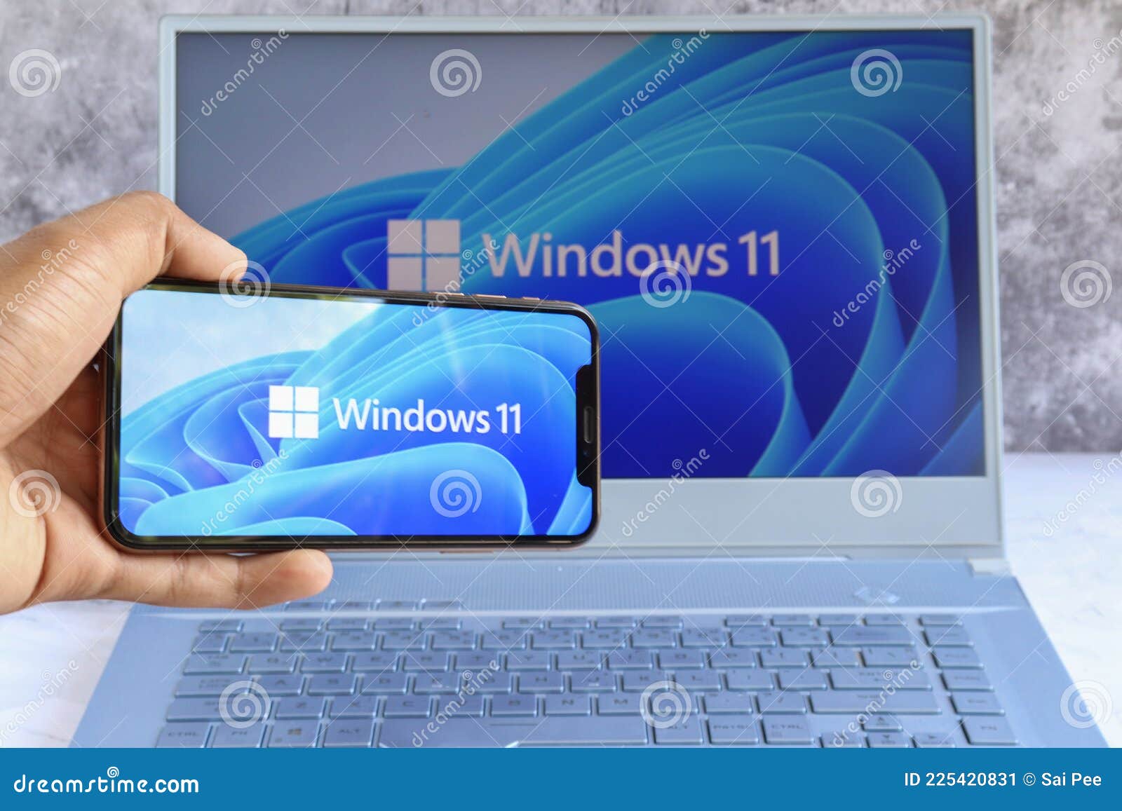новый логотип Microsoft Windows 11 на экране компьютера и логотип Windows  11 отображается на экране мобильного телефона. Редакционное Фото -  изображение насчитывающей иллюстративно, работать: 225420831