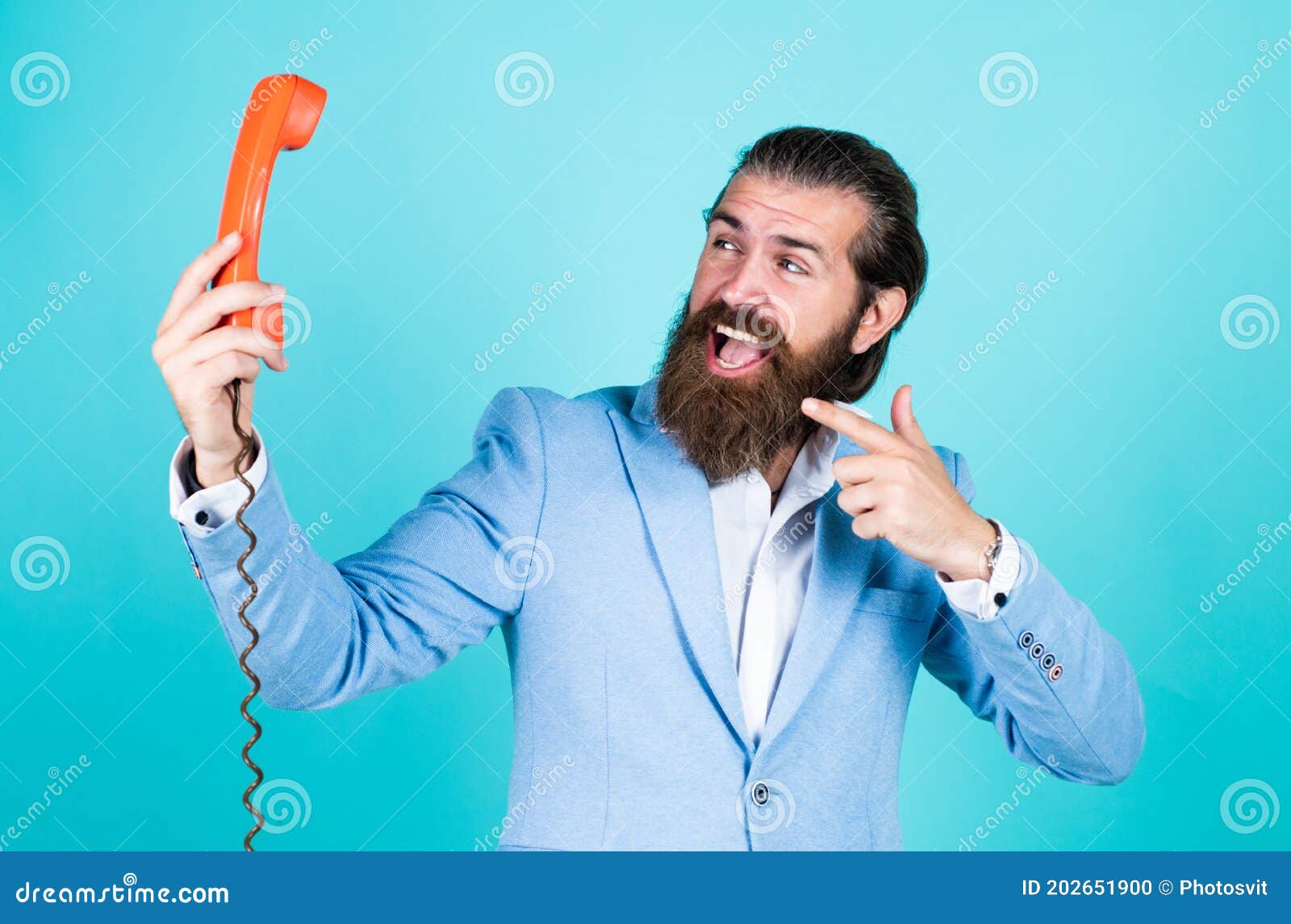 Новый телефон и улучшенный. Мужской говорить по телефону Landline.  Винтажная технология в современной жизни. Линия занята. Парень Стоковое  Фото - изображение насчитывающей линия, сообщение: 202651900