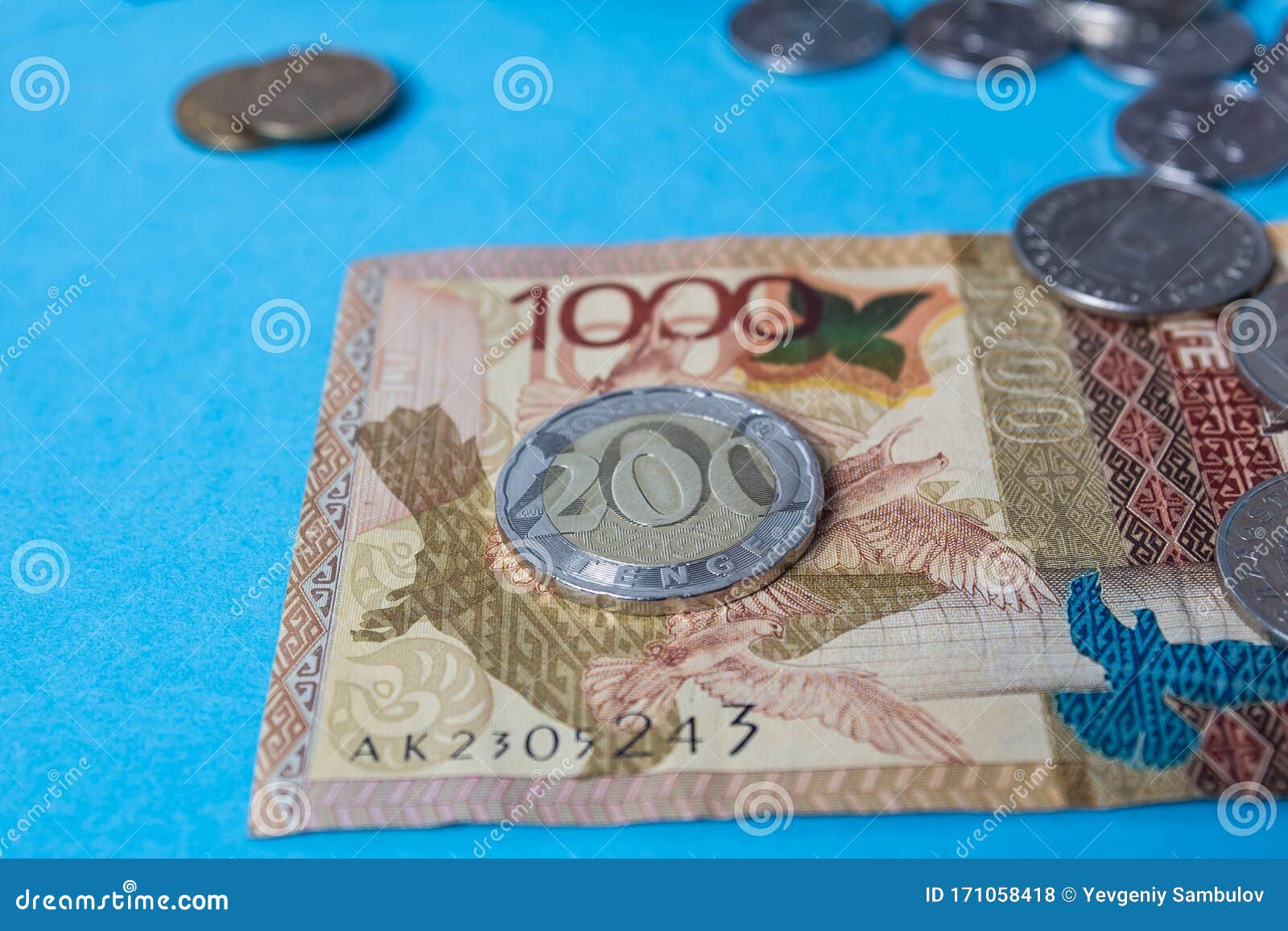 167 долларов в рублях. 200 Тенге. Казахские бумажные деньги. 200 Тенге в рублях. Фото монеты 200 тенге новые.