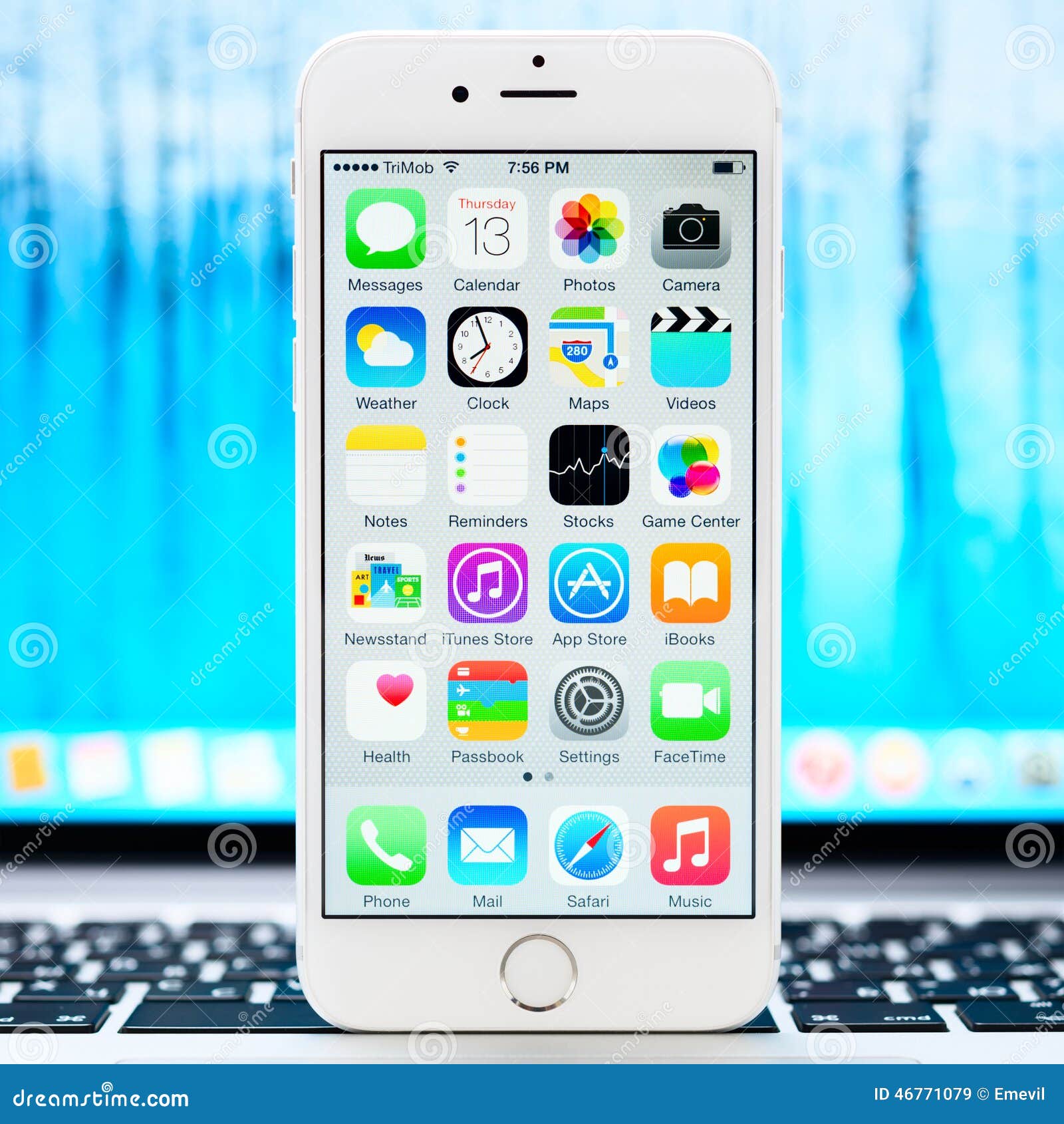 Новый IOS 8 1 Homescreen На Белом Дисплее IPhone 6 Редакционное.