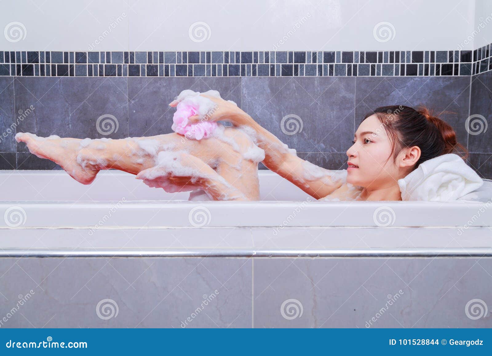 Покажи как женщины моются