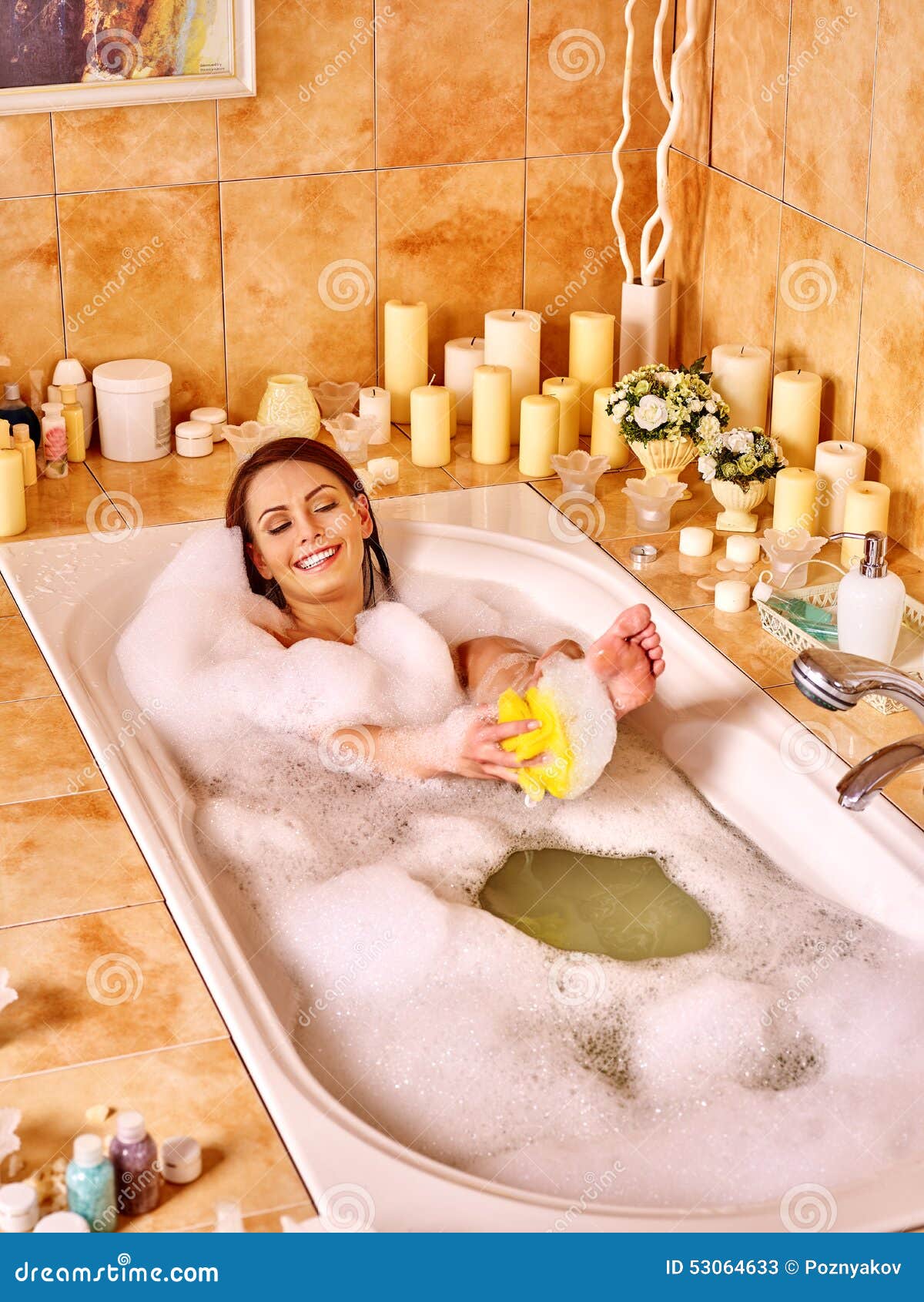 Купаюсь в ванной трусы. Мытье ванной. Девочки моются в ванне. Ванна для мытья ног. Мытье ног женщине.