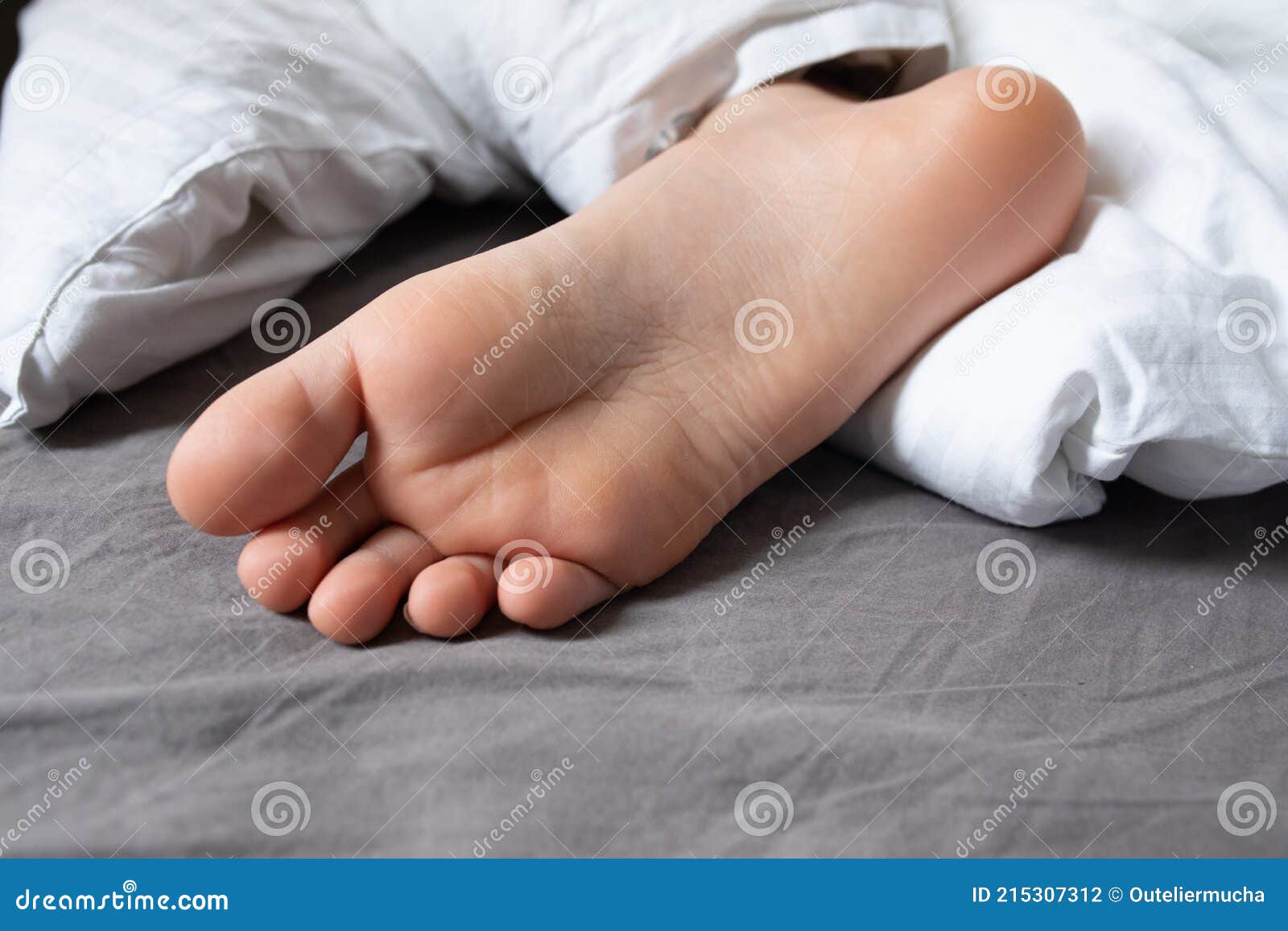 Ноги спящей подруги. Стопы спящей. Стопы спящего мальчика. Ноги спящих мальчиков. Ноги спящего мальчика.