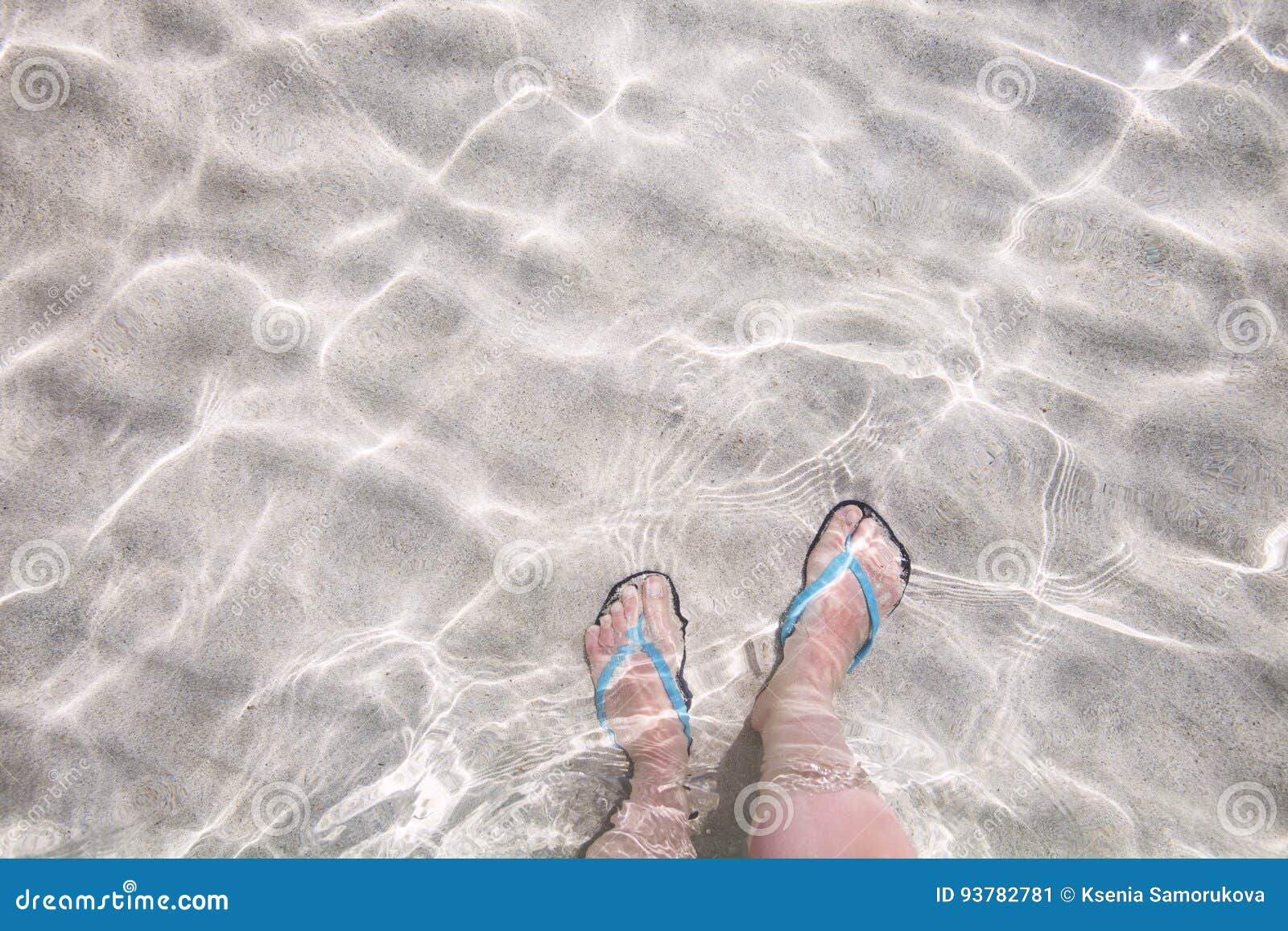 Ноги В Прозрачной Морской Воде На Песочном Дне Каникула Территории.