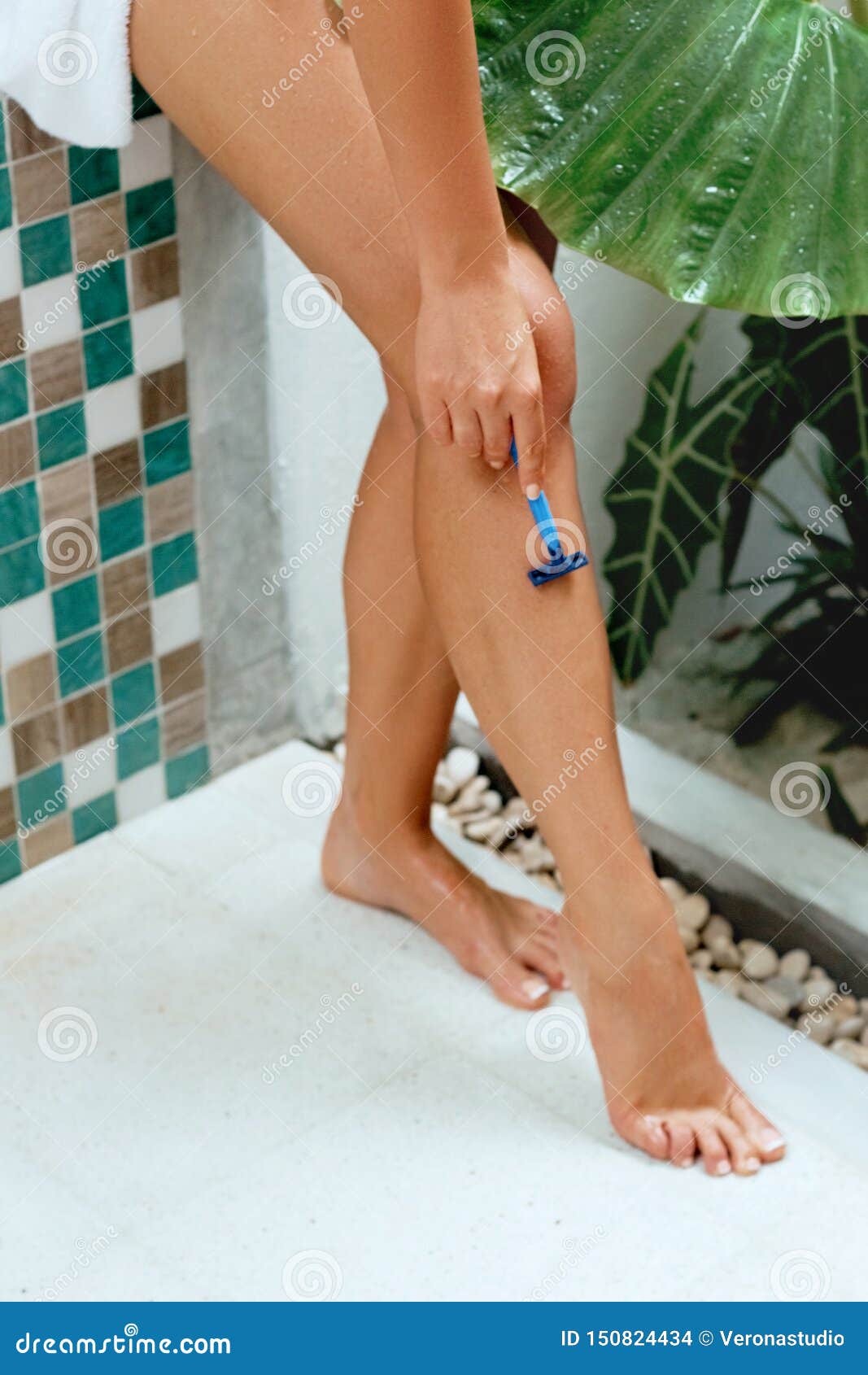 Со скольки лет можно брить ноги девочкам. Мокрые ступни. Эффект мокрых ног. Мокрая женская ножка в душе. Влажные женские стопы.