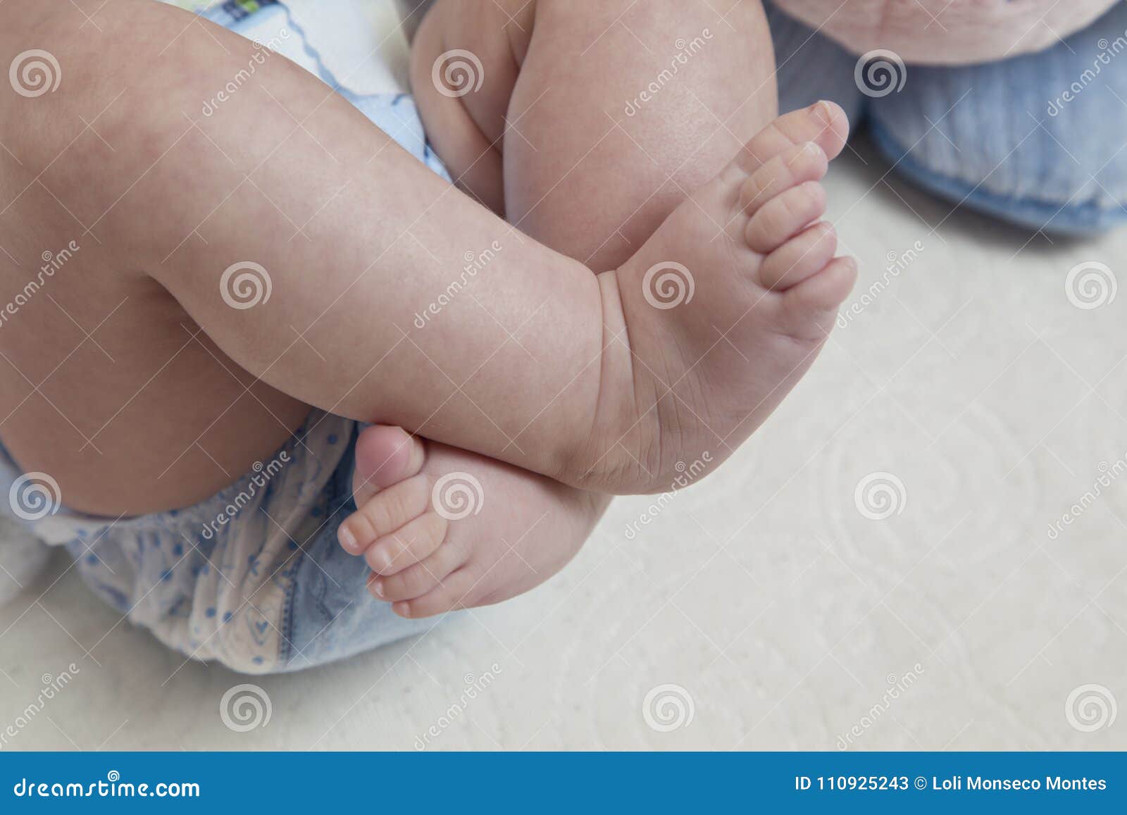 Ножки в 6 месяцев. Ребенок перекрещивает ноги. Грудничок скрещивает ноги. Грудничок перекрещивает ножки.