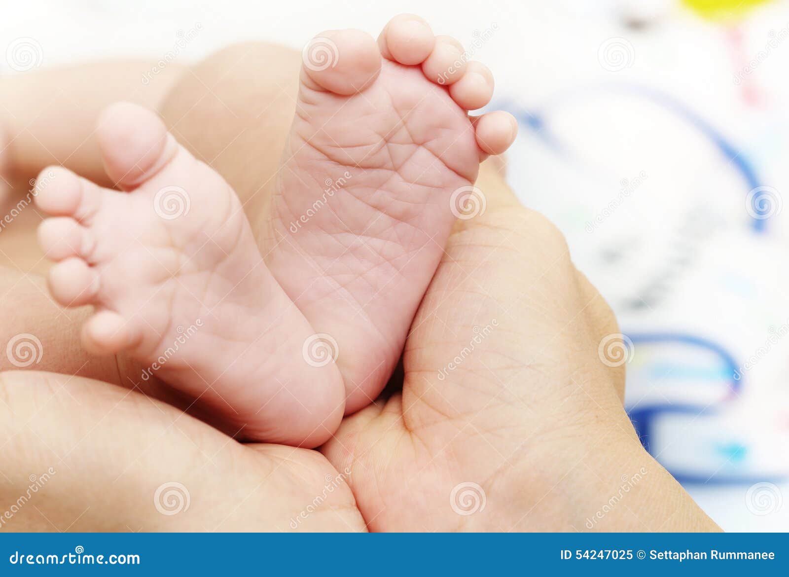 Почему дети поджимают ноги. Пальчики у новорожденных на ногах. Маленькие ножки. Ребенок поджимает пальчики на ножках.