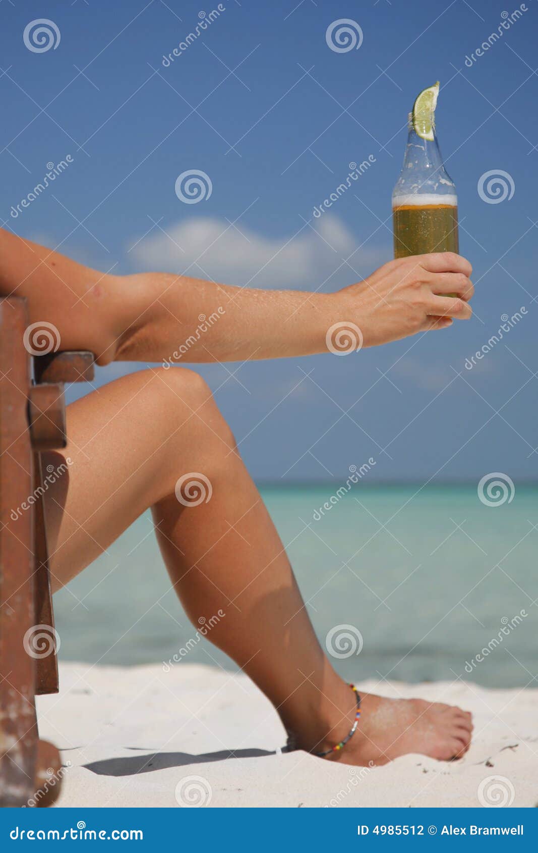 Пивные ножки. Пиво на пляже ноги. Женщина на пляже с пивом. Женские ноги и пиво. Фотосессия с пивом на пляже.