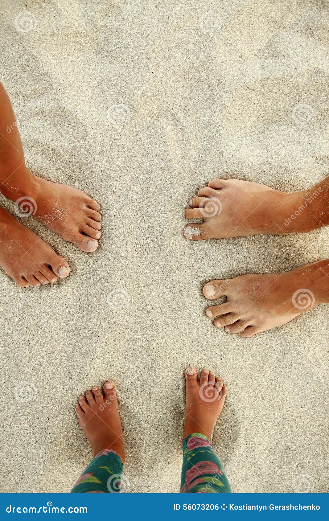 Family feet. Ноги семья песок. Стопы семьи на пляже. Ноги семья пляж. Ноги семьи в песке на море.