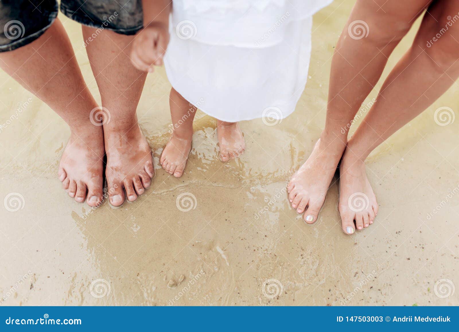 Мама и дочь ноги. Стопы семьи на пляже. Семья ноги. Ноги семья пляж. Дочка у ног отца.