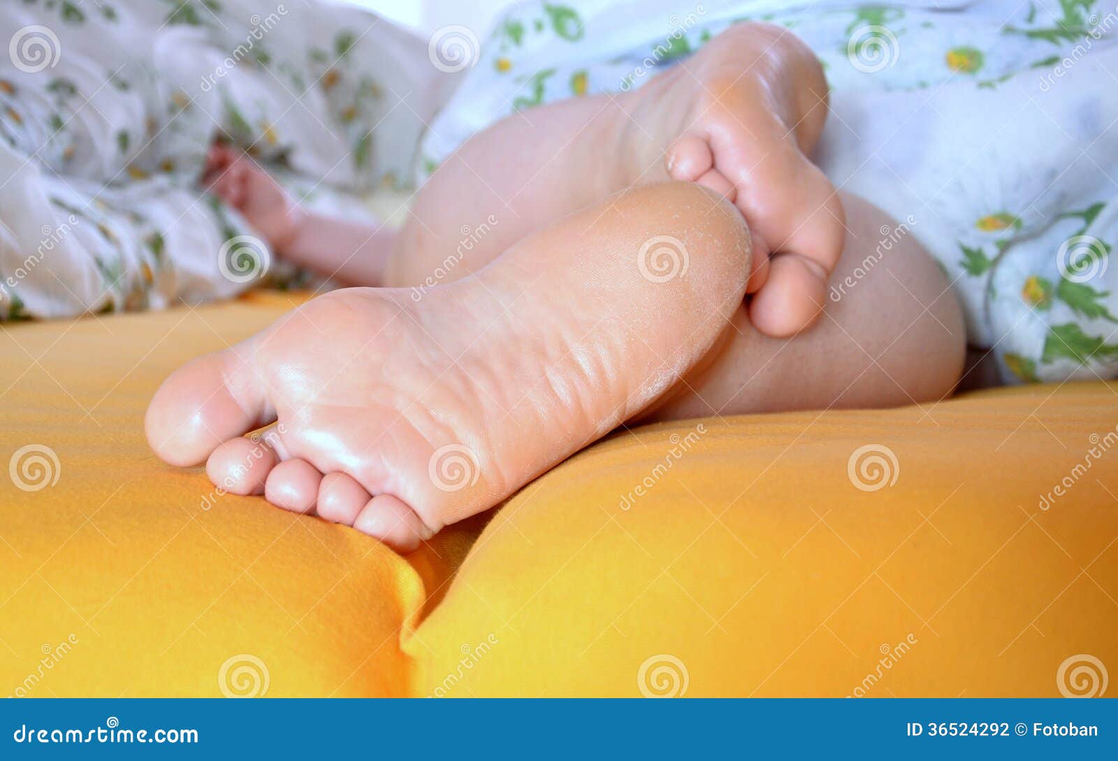 Спящие ноги жены. Ступни спящих женщин. Женские стопы спящей. Пятки спящей женщины.