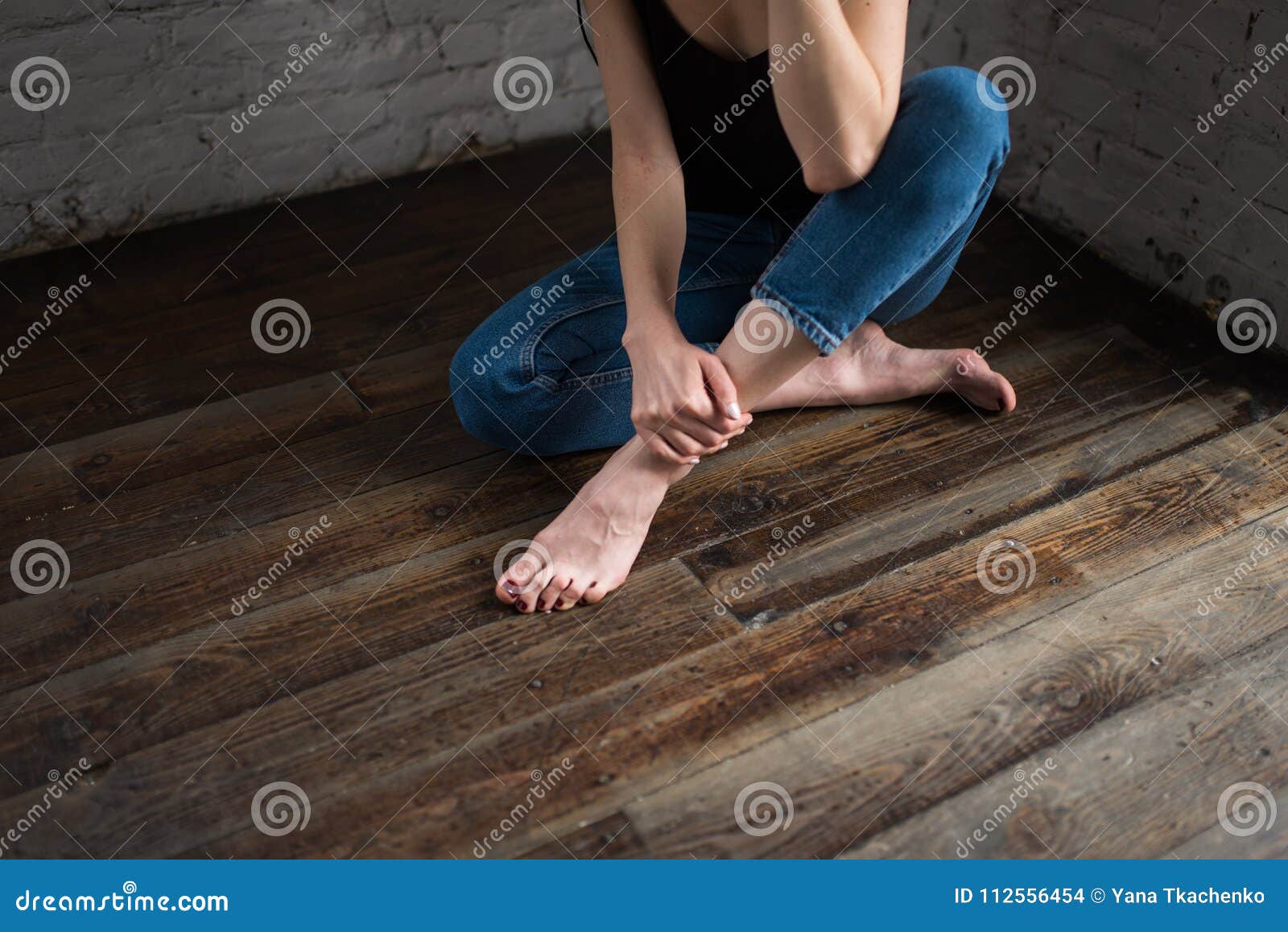 Лижет пол. Босые ступни на полу. Женские стопы на полу. Девушка босиком на полу. Ноги босиком на полу.