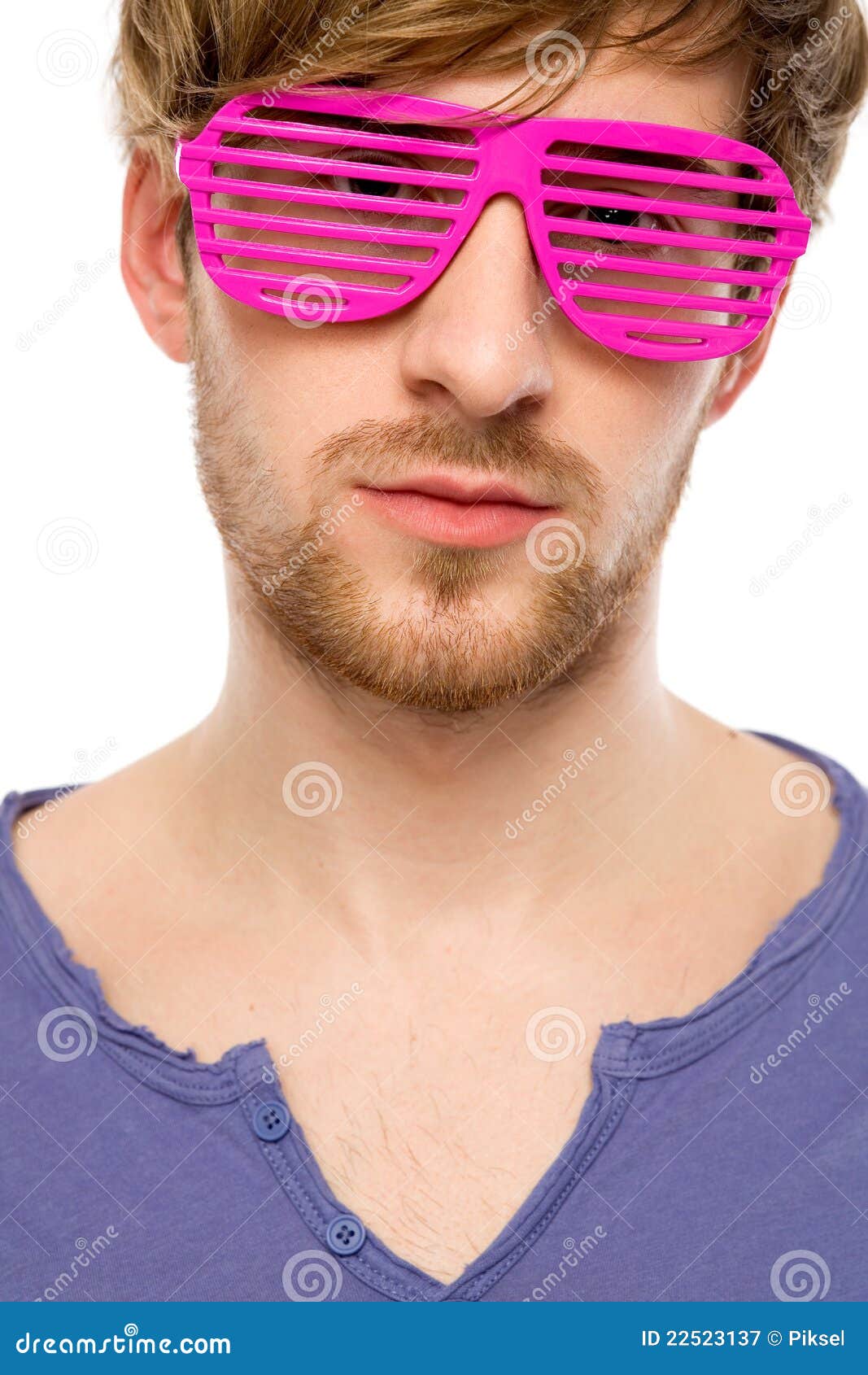 Розовые мужские очки. Розовые очки мужские. Мужчина в розовых очках. Мужчины Светловолосые в очках. Мужчина с розовыми очками.