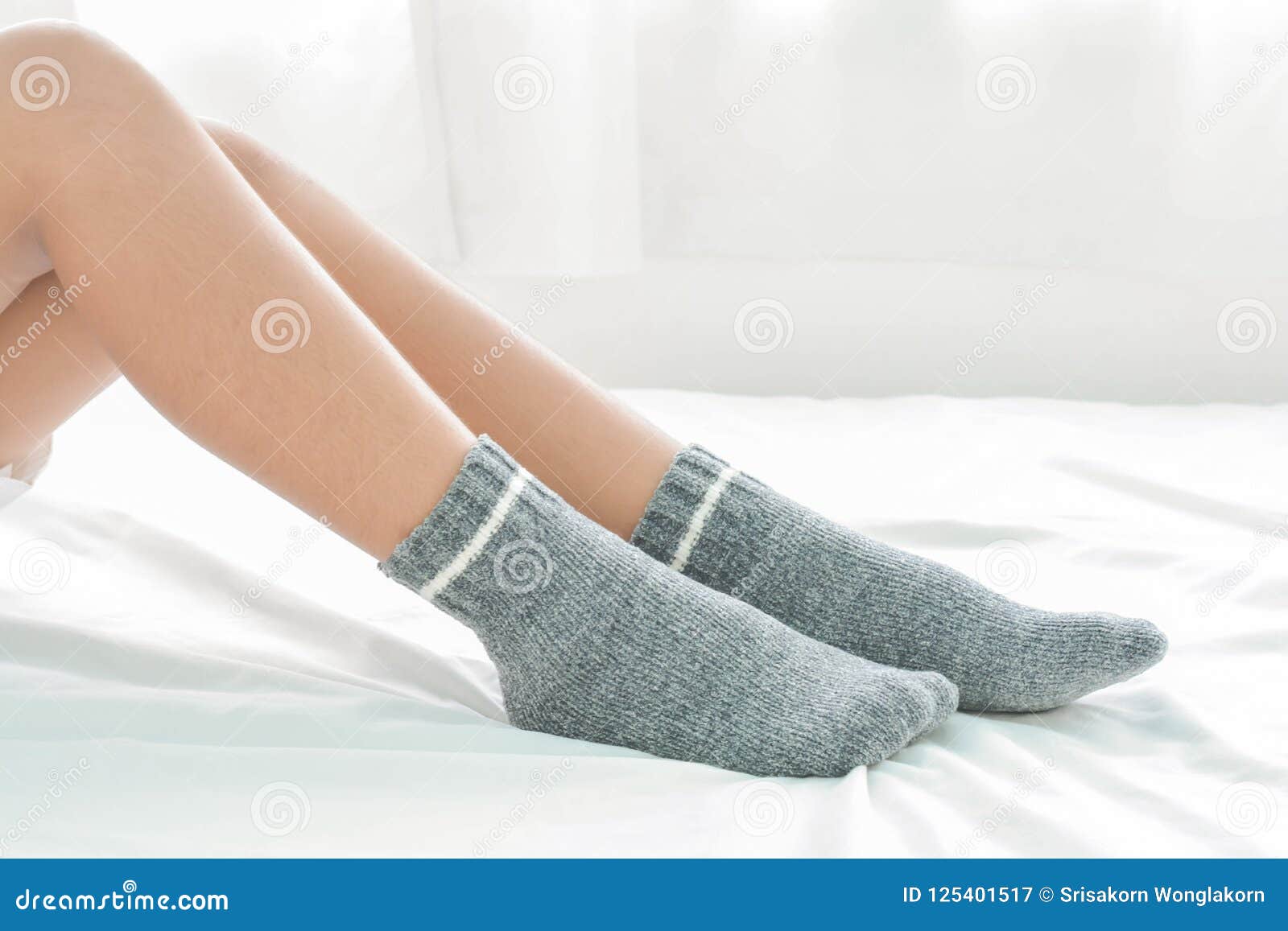 К чему снятся носки во сне. Носки Никкен. Женщины в носках летом. Белые носки на женской ноге. Белые носки женские и детские ноги.