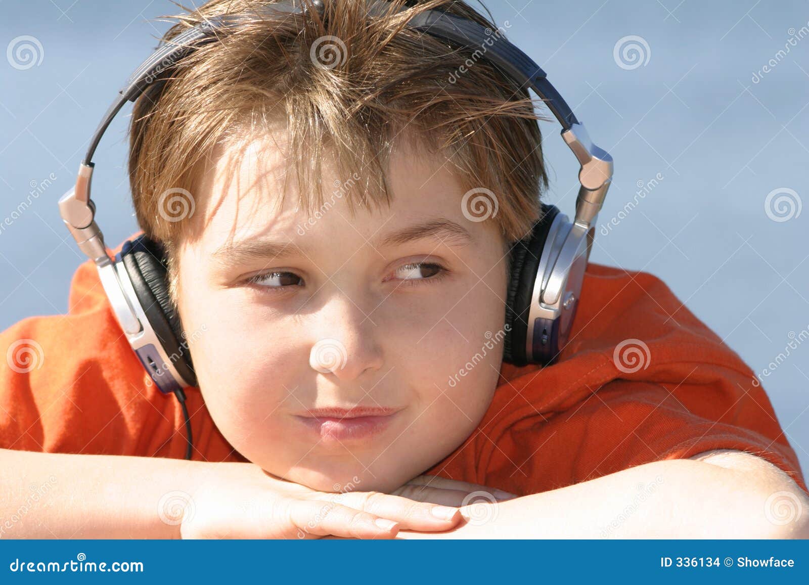 Слушать мальчики полностью. Boy Listening to Music. Мальчик слушает море.