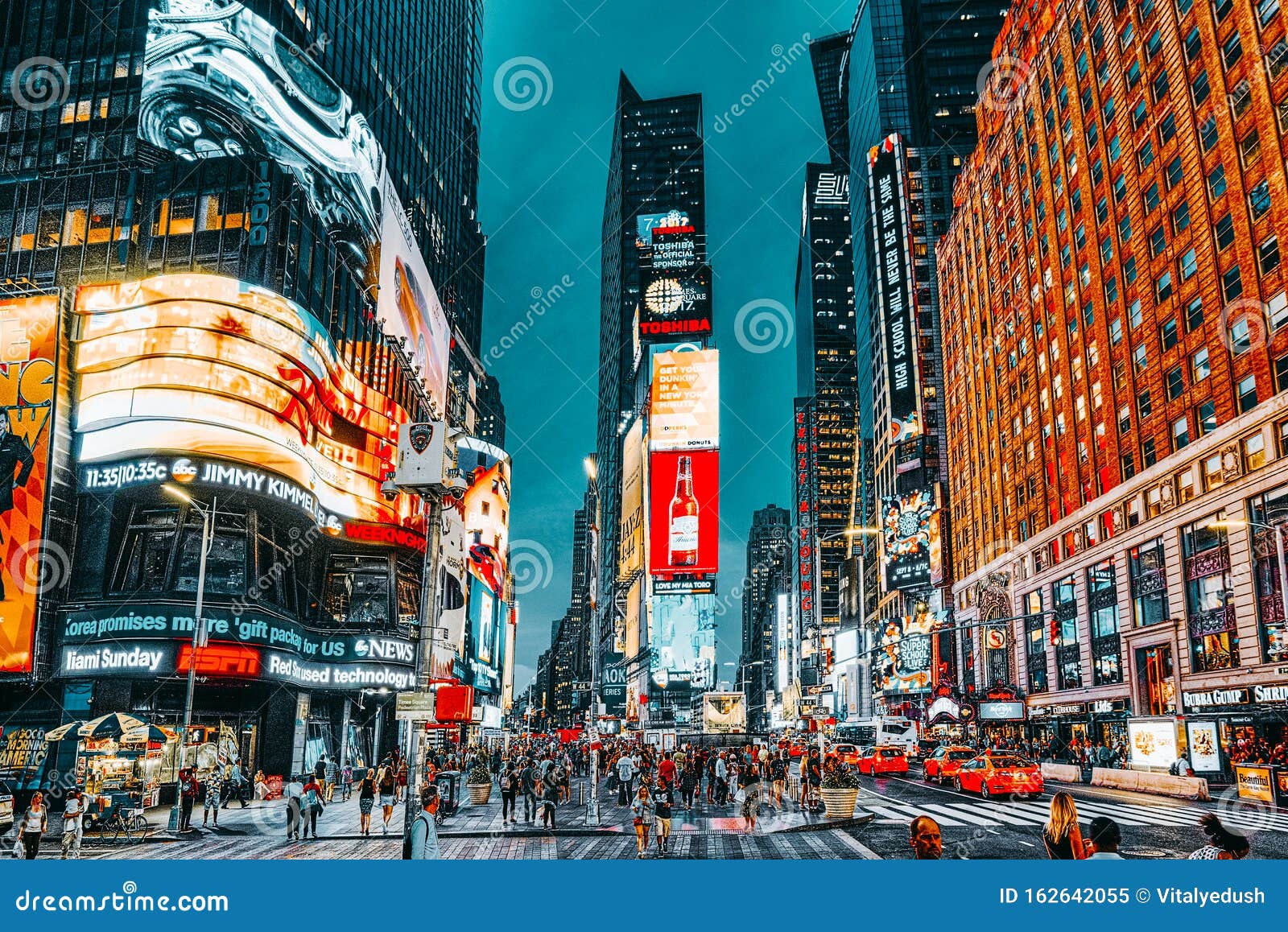 Ночной вид на Таймс-сквер-центр и главную площадь Нью-Йорка USA  Редакционное Изображение - изображение насчитывающей экран, жизнь: 162642055