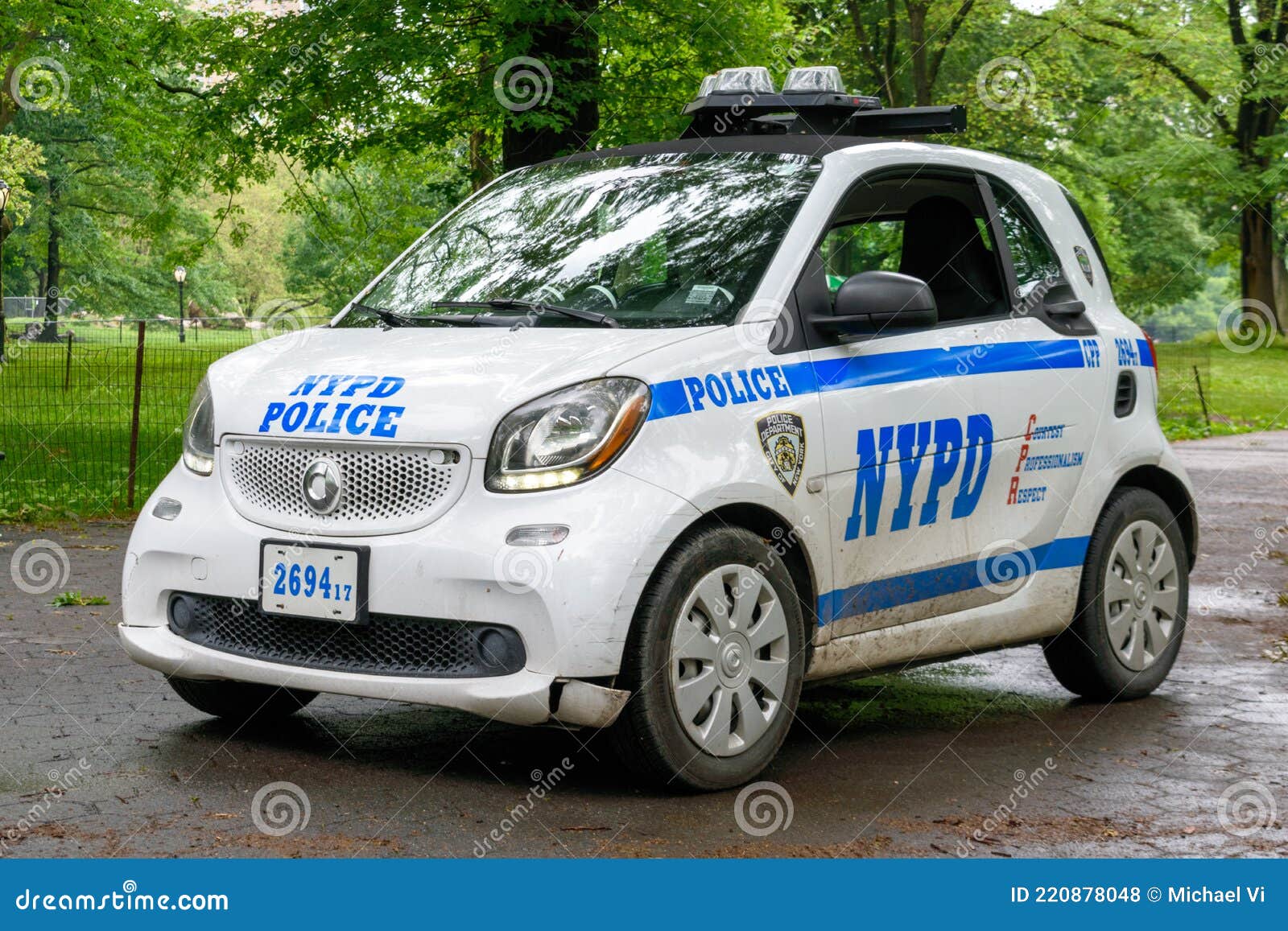 нпд полиция Smart Fortwo небольшой патрульный автомобиль припаркован на  зеленой аллее в центральном парке нью-йорк сша 2021 Редакционное Стоковое  Фото - изображение насчитывающей автомобиль, дорога: 220878048