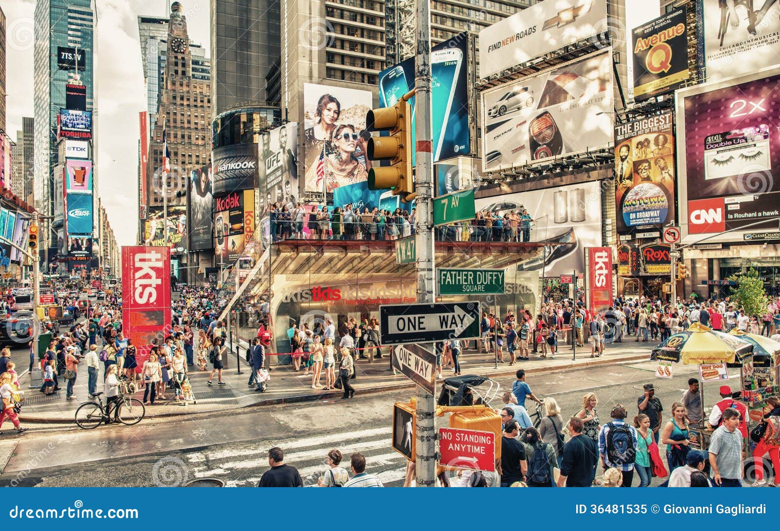 Человек толпы. It is a busy city. Городок cartoon. It is a busy city. Текст a busy day.