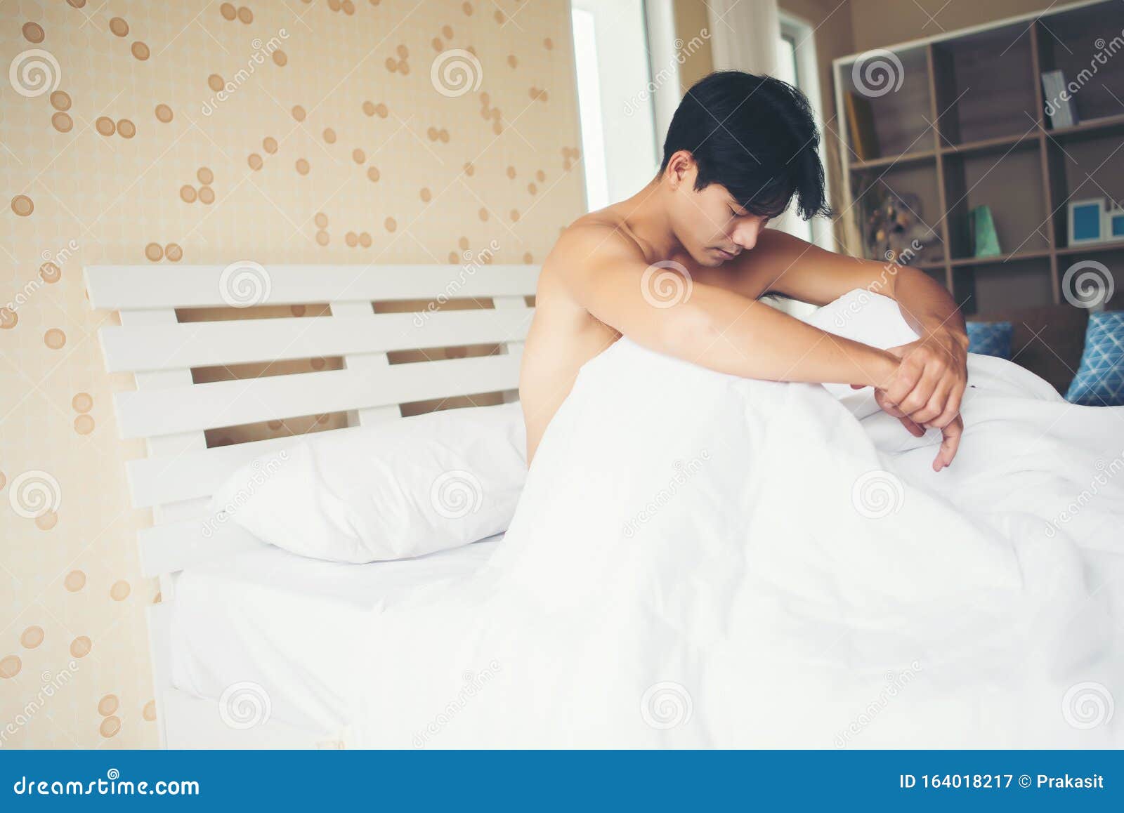 Связала парня на кровати. Мужчина сидит на кровати. Связанный мужчина на кровати. Пикрев ми парень сидит на кровати. Man sitting on Bed.