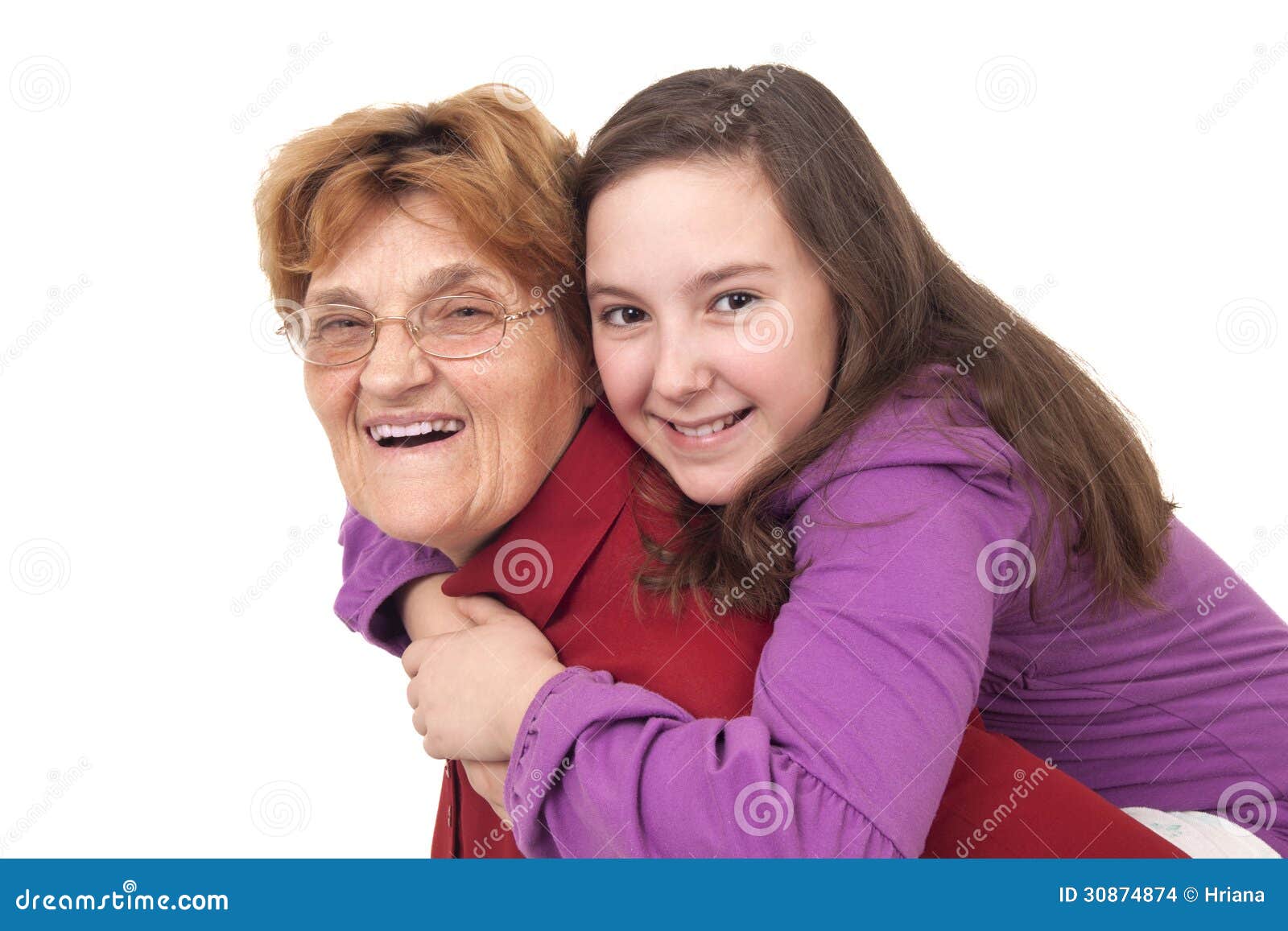 Обнимаю бабушку бабушку мою слушать. Объятия бабушки и внучки. Бабушка обнимает внучку. Объятия с бабушкой. Внучка обнимает бабушку.
