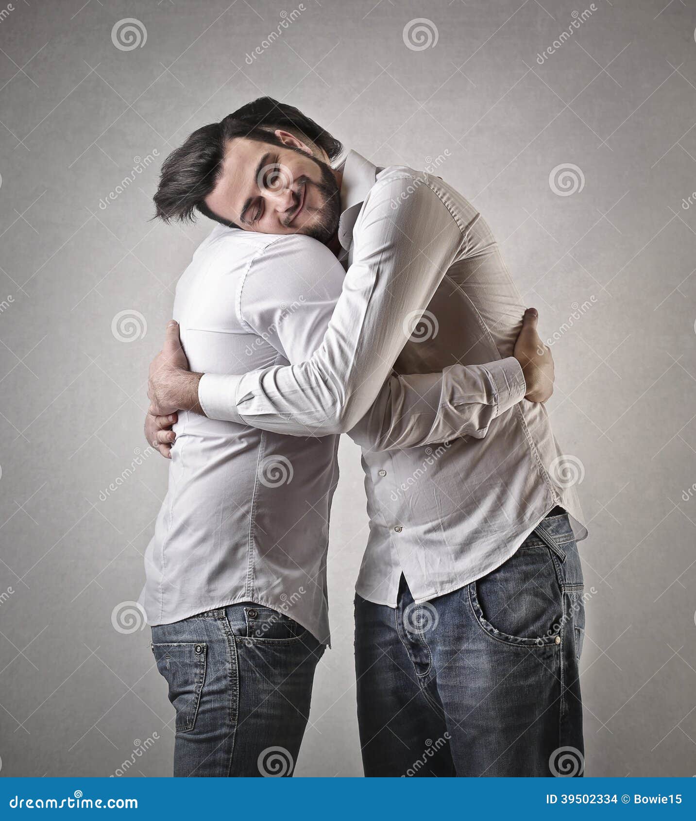 Обнимать рубашку. Дружеские объятия. Два друга обнимаются. Два парня обнимаются. Дружеские объятия мужчин.