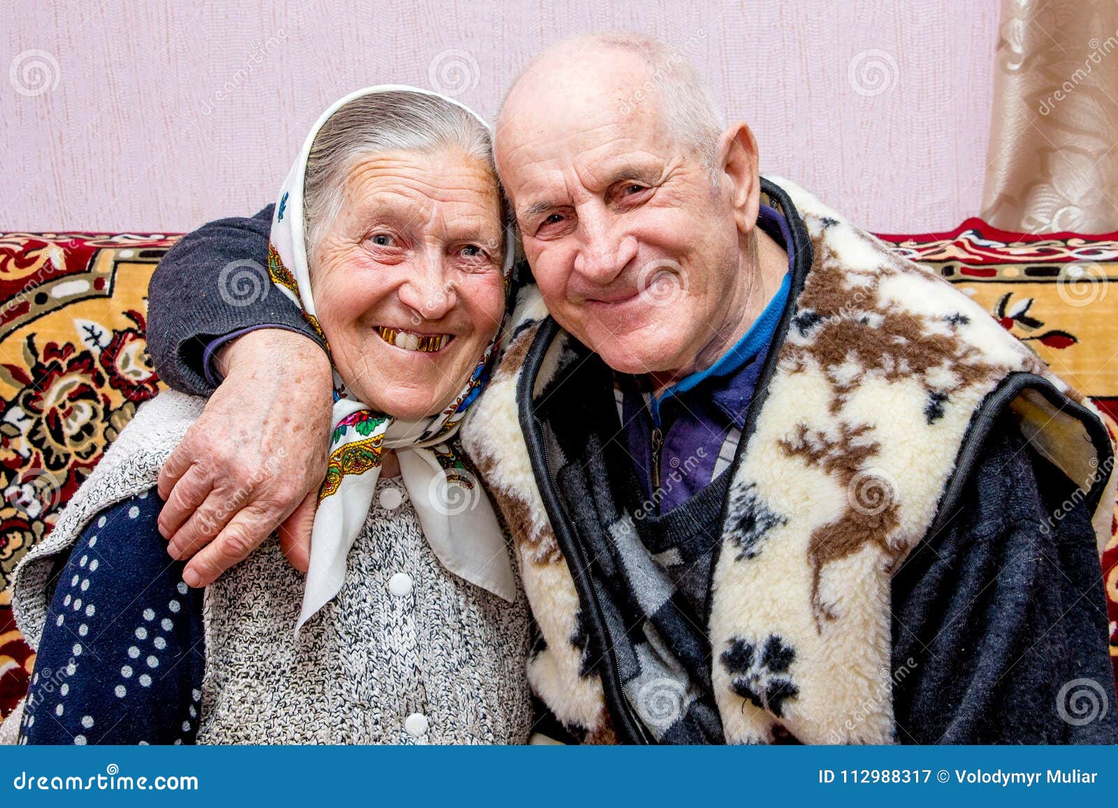 Толстый дед бабушки. Дед обнимает бабку. Бабушка и дедушка обнимаются. Бабушка с дедушкой в обнимку. Дедушка обнимает бабушку.