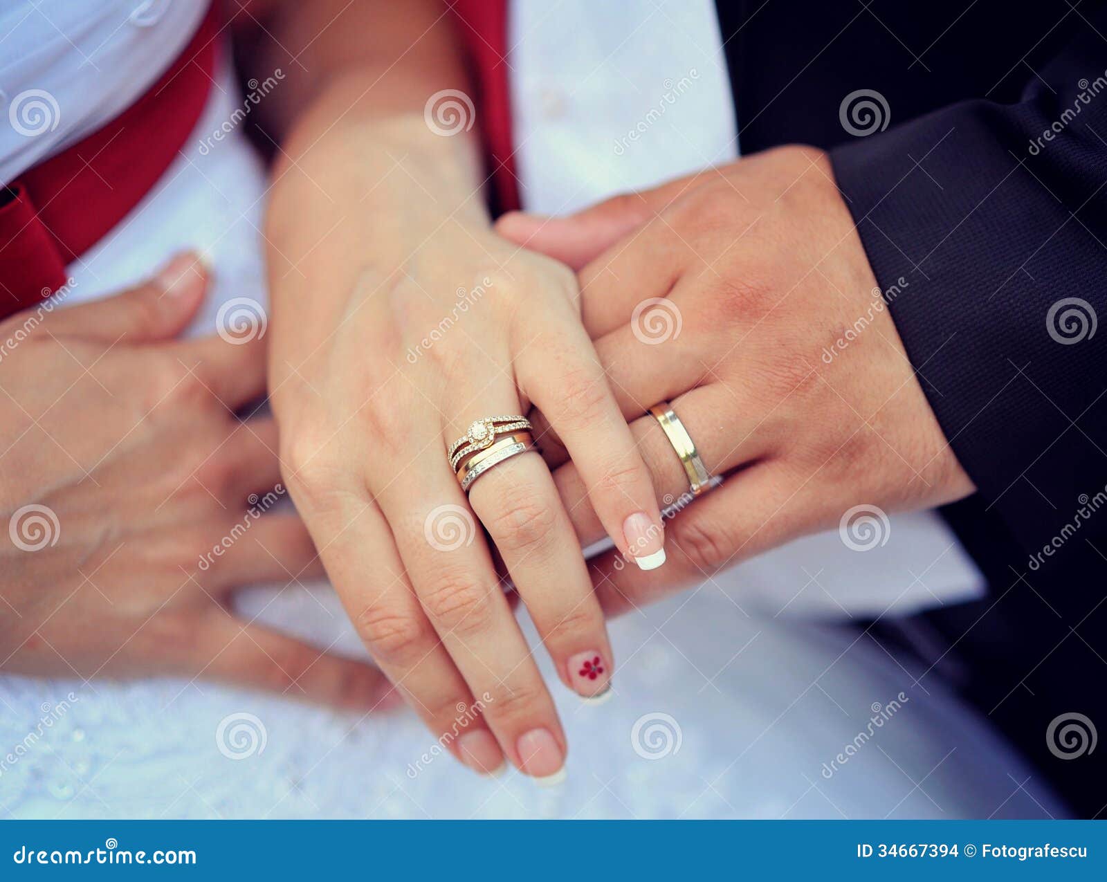 Замуж на какую руку кольцо. Кольцо на пальце предложение. Помолвочное кольцо на пальце. Рука с кольцом предложение. Рука с помолвочным кольцом.