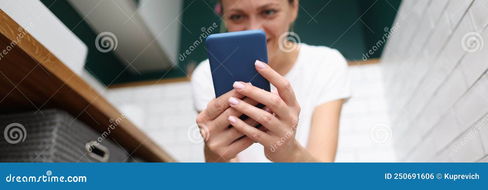 общаться и улыбаться на сиденье унитаза Стоковое Фото - изображение  насчитывающей одетьно, телефон: 250691606