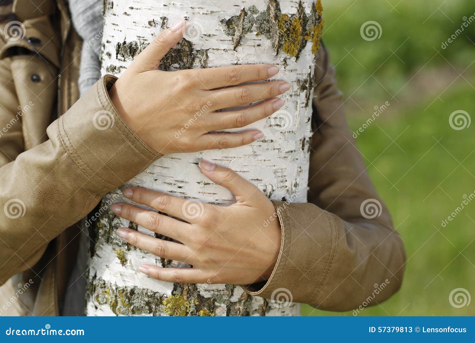 Обними березку. Человек обнимает березу. Девушка обнимает березу. Объятие с березой. Обнимает березку.
