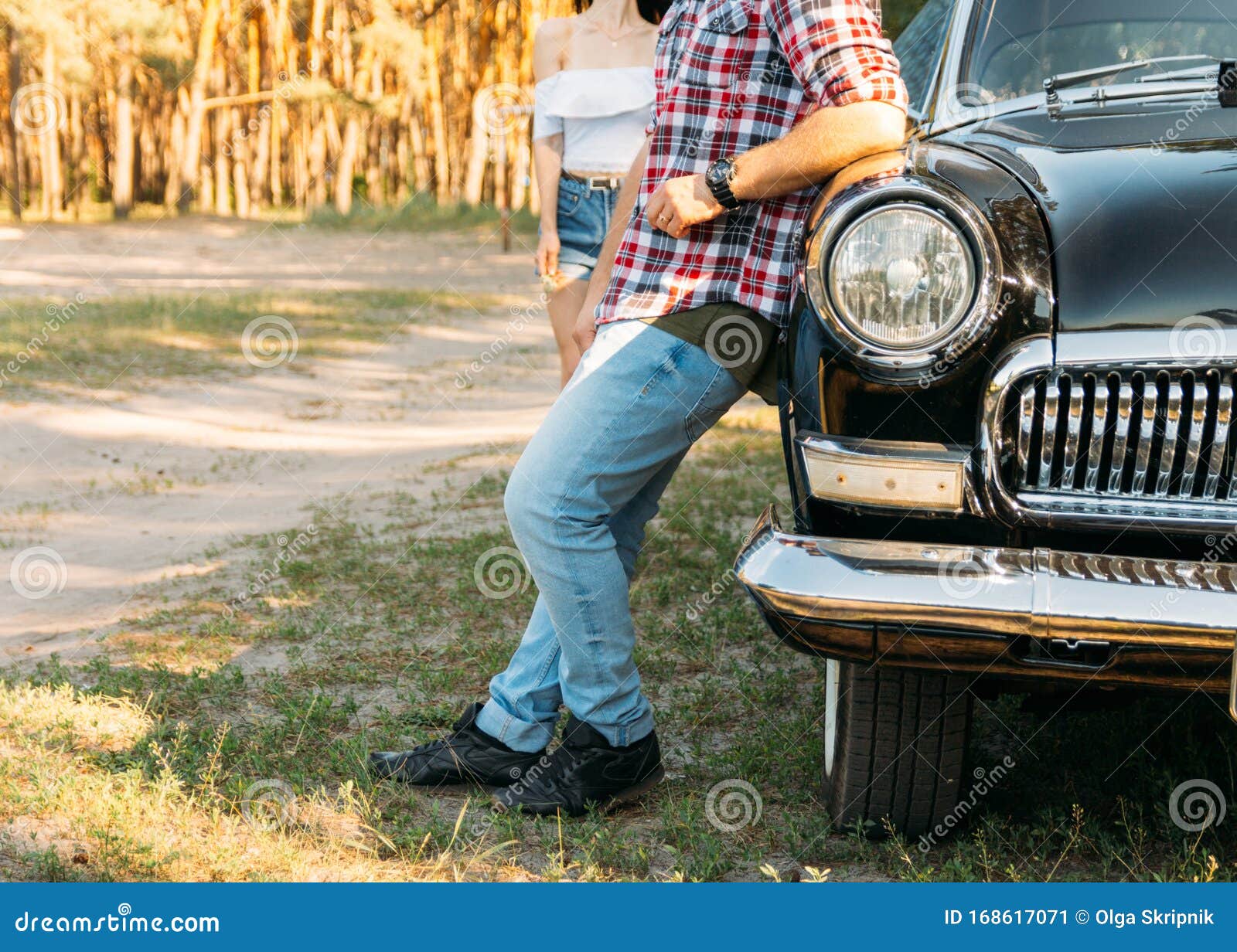 The car is waiting. Мужчина облокотился на машину. Девушка с парнем облокотились на машину. Человек облокотившийся на бампер машины. A man leaning against a car image.